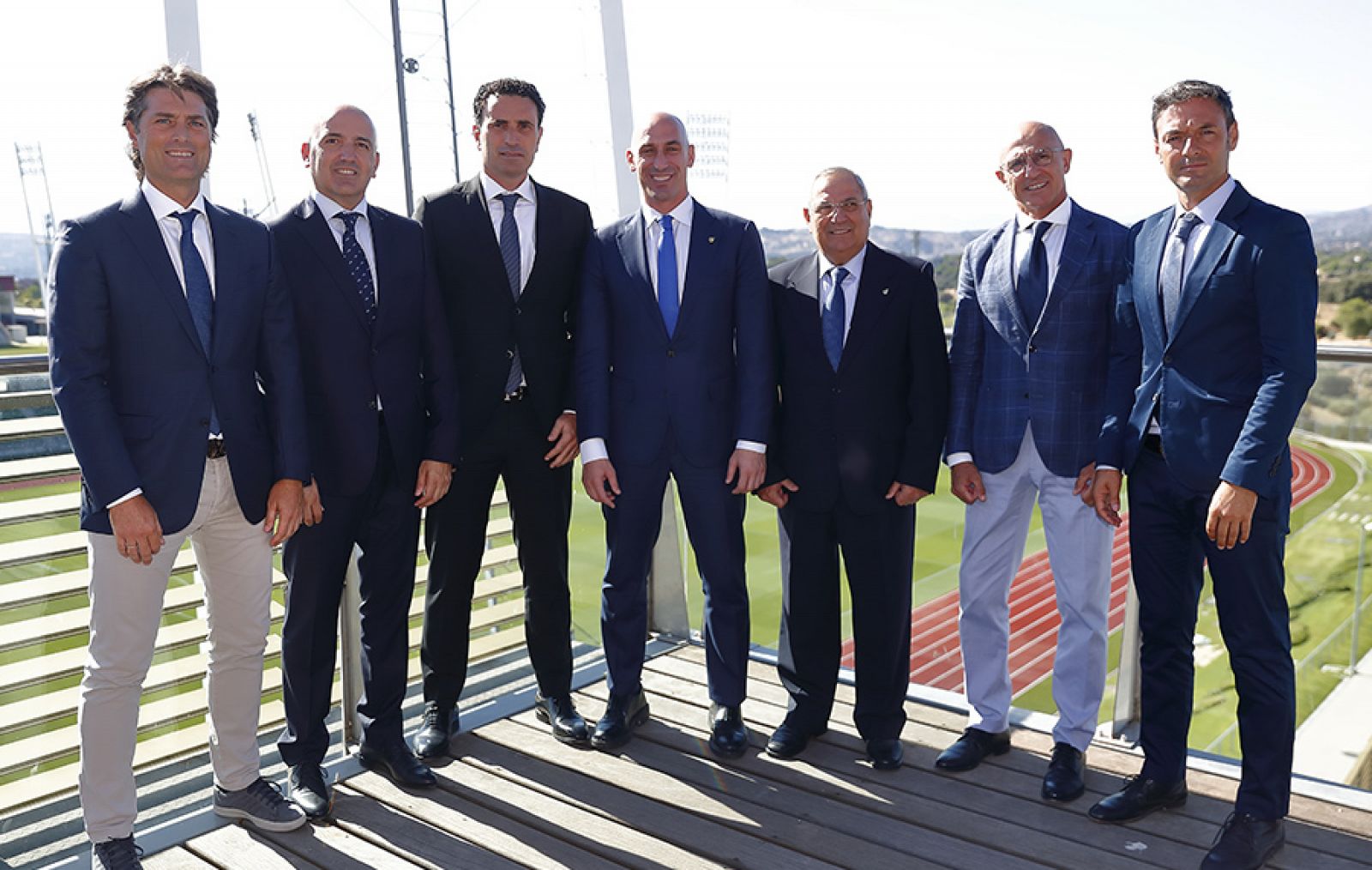 Foto de 'familia' de los nuevos seleccionadores junto a Rubiales.