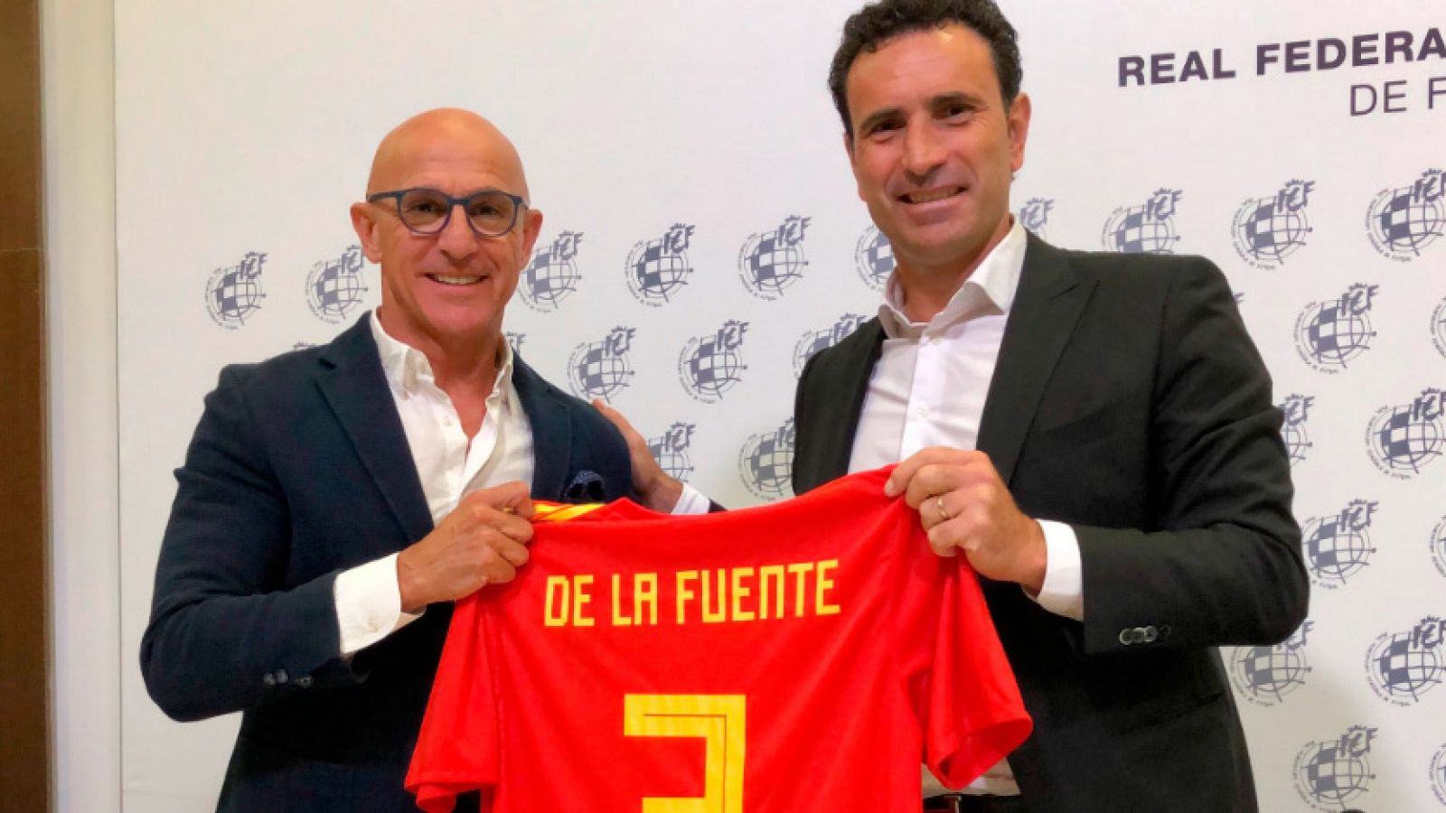 De la Fuente, junto a Molina, posando con la camiseta de la selección.