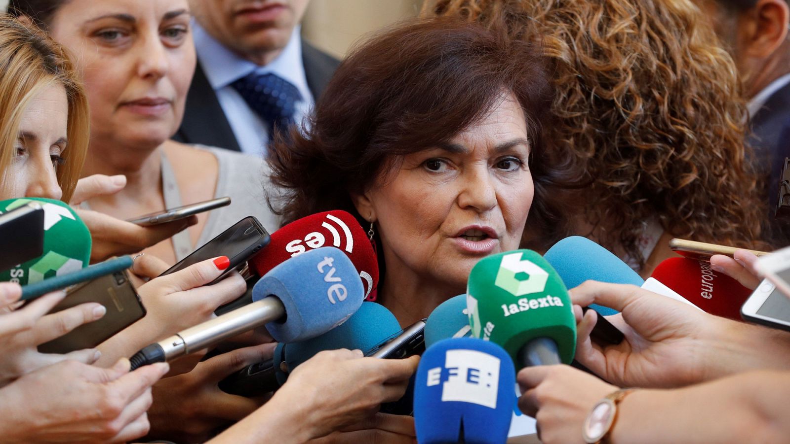 La vicepresidenta del Gobierno, Carmen Calvo, responde a los periodistas a las puertas del Congreso