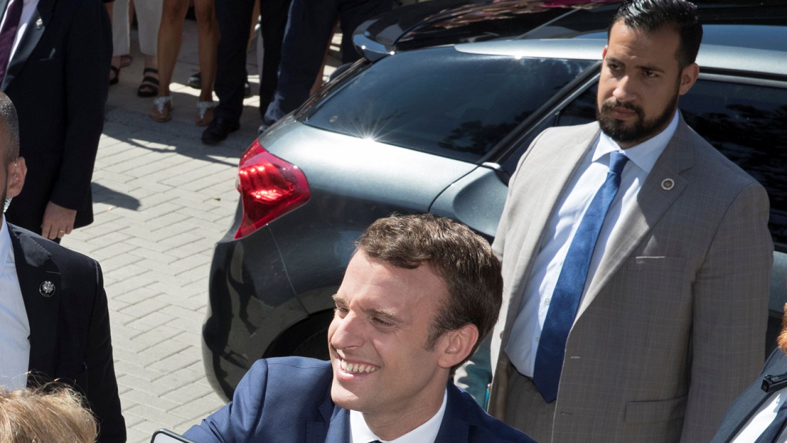 Alexandre Benalla escolta a Emmanuel Macron en junio de 2017