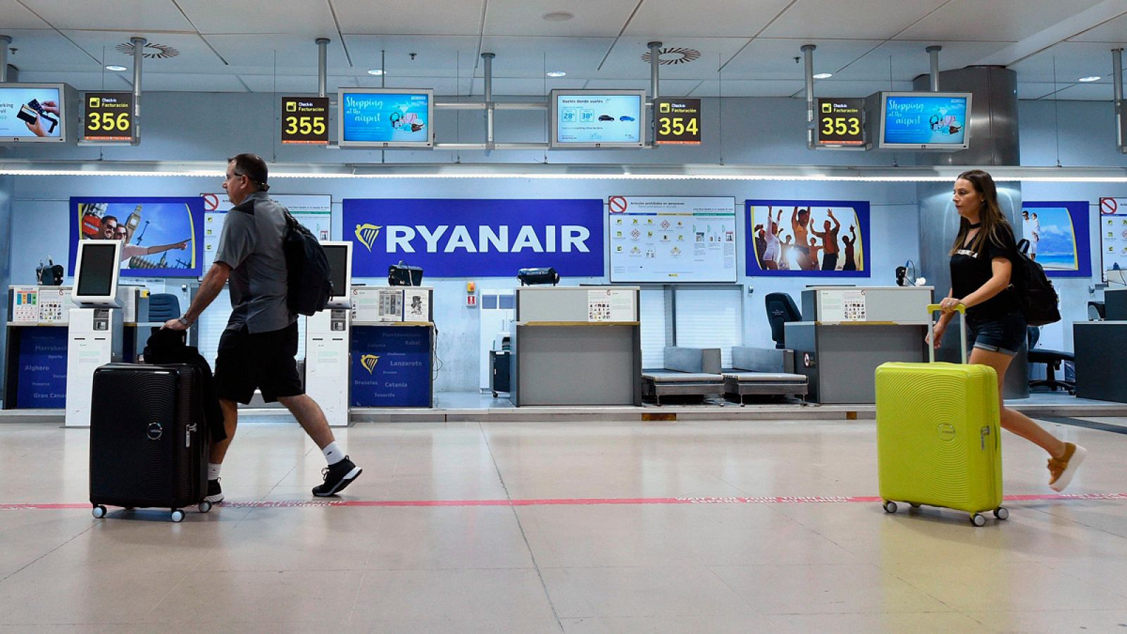 Mostradores de la aerolínea Ryanair en la T-1 del aeropuerto Adolfo Suárez Madrid-Barajas