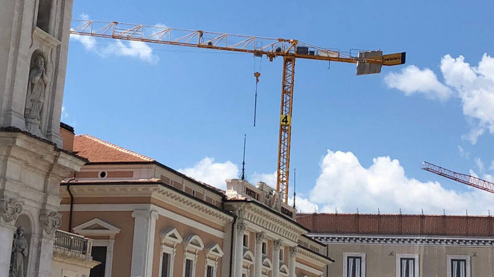 Las grúas, un elemento más de la postal de L'Aquila