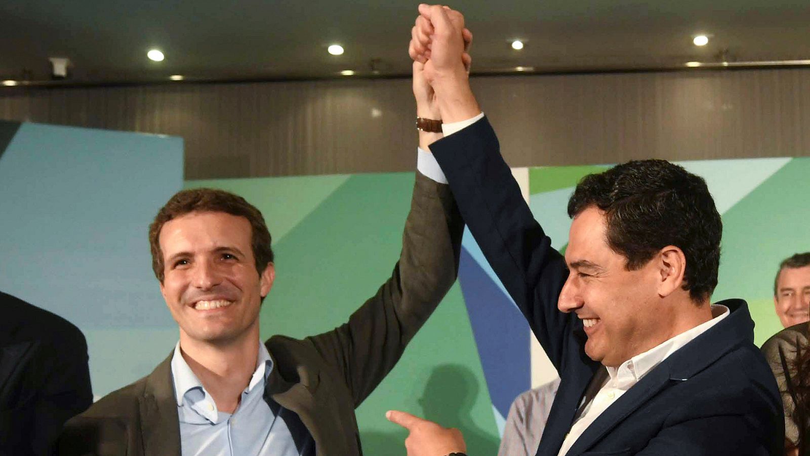 Pablo Casado, junto al presidente del PP de Andalucía, Juanma Moreno, en un acto del partido en Córdoba.