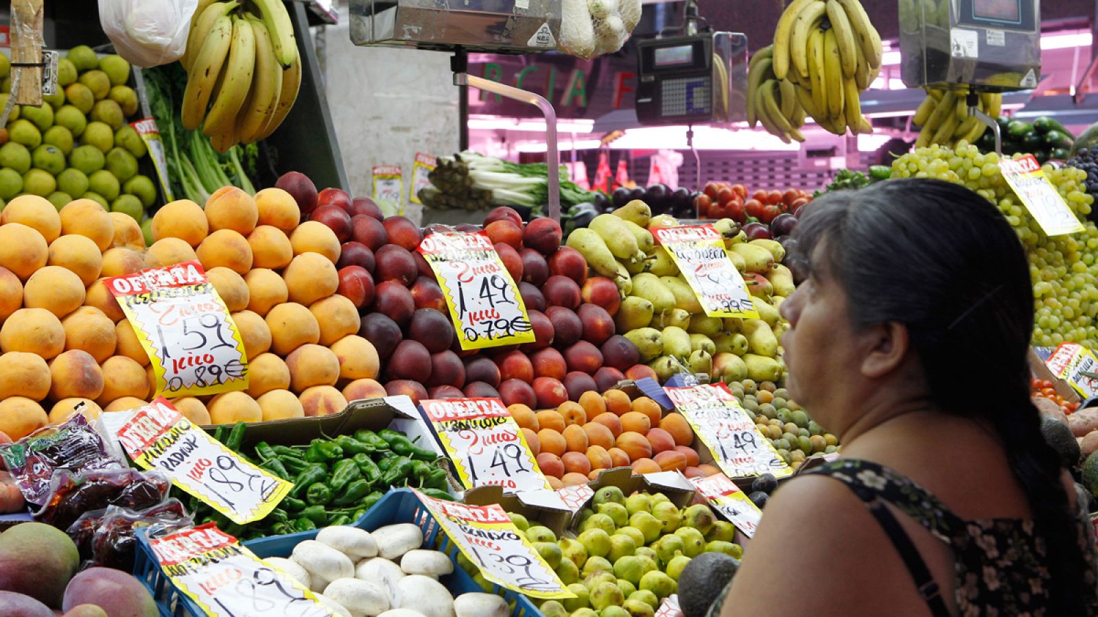 Un puesto de frutas y verduras en un mercado