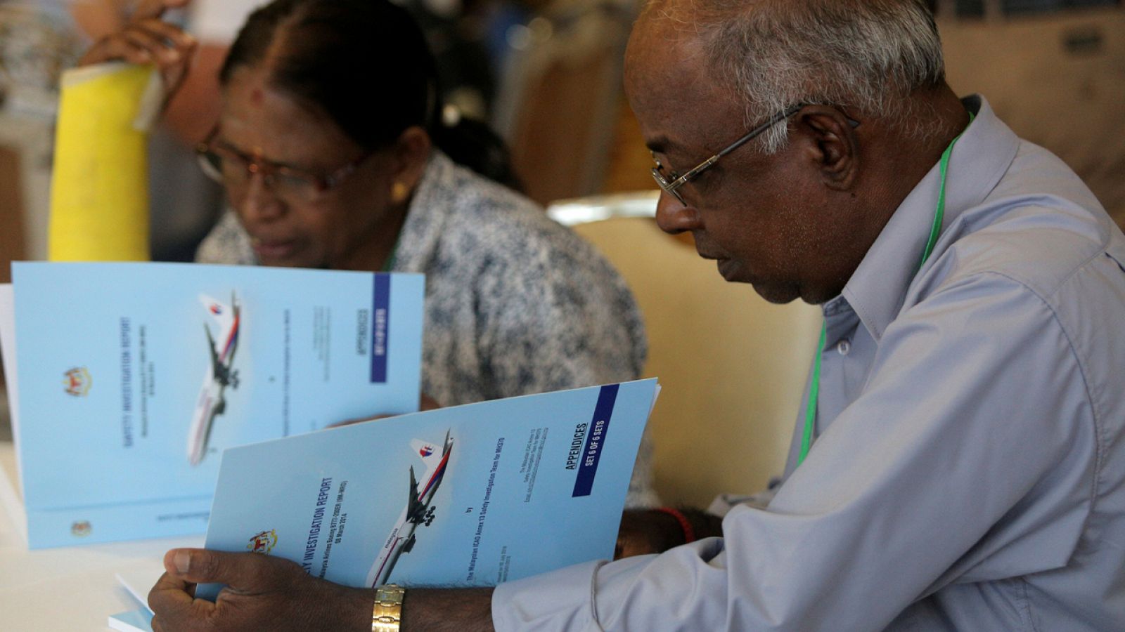 Familiares de los desaparecidos en el MH370 leen el informe sobre la investigación