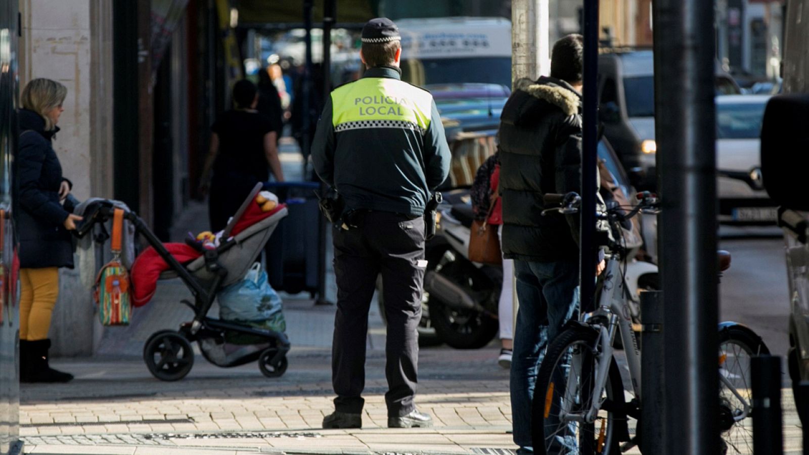 Un policía vigila el tráfico en Vitoria en 2017.