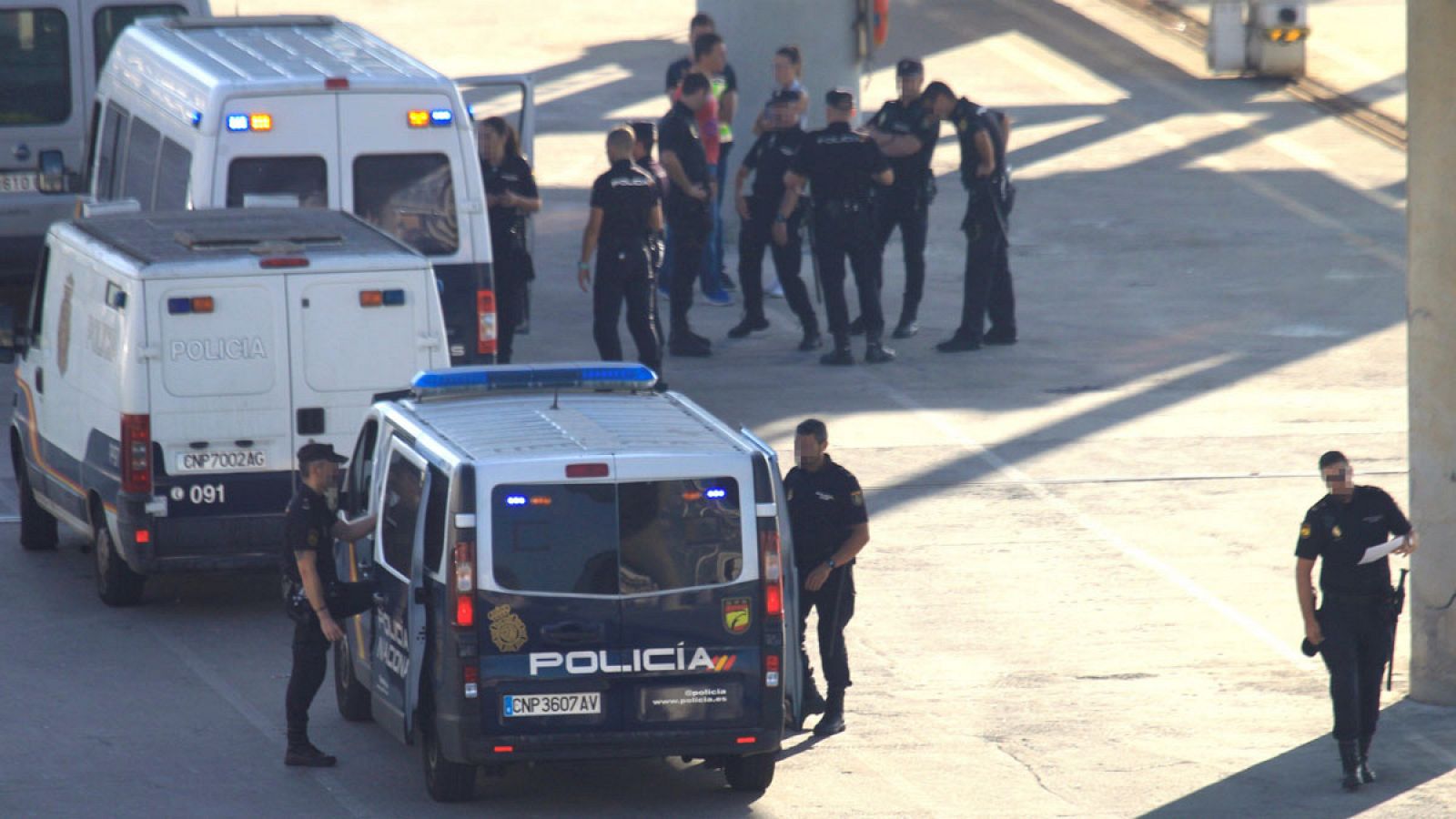 Furgones de la Policía Nacional en la zona de embarque del puerto de Algeciras.