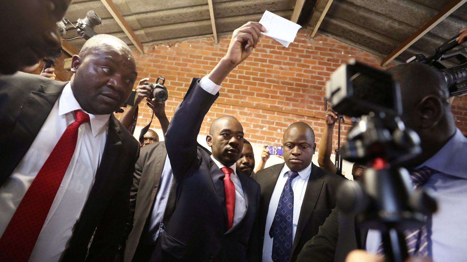 El lider de la oposicón de Zimbabue, Nelson Chamisa deposita su voto en Harare