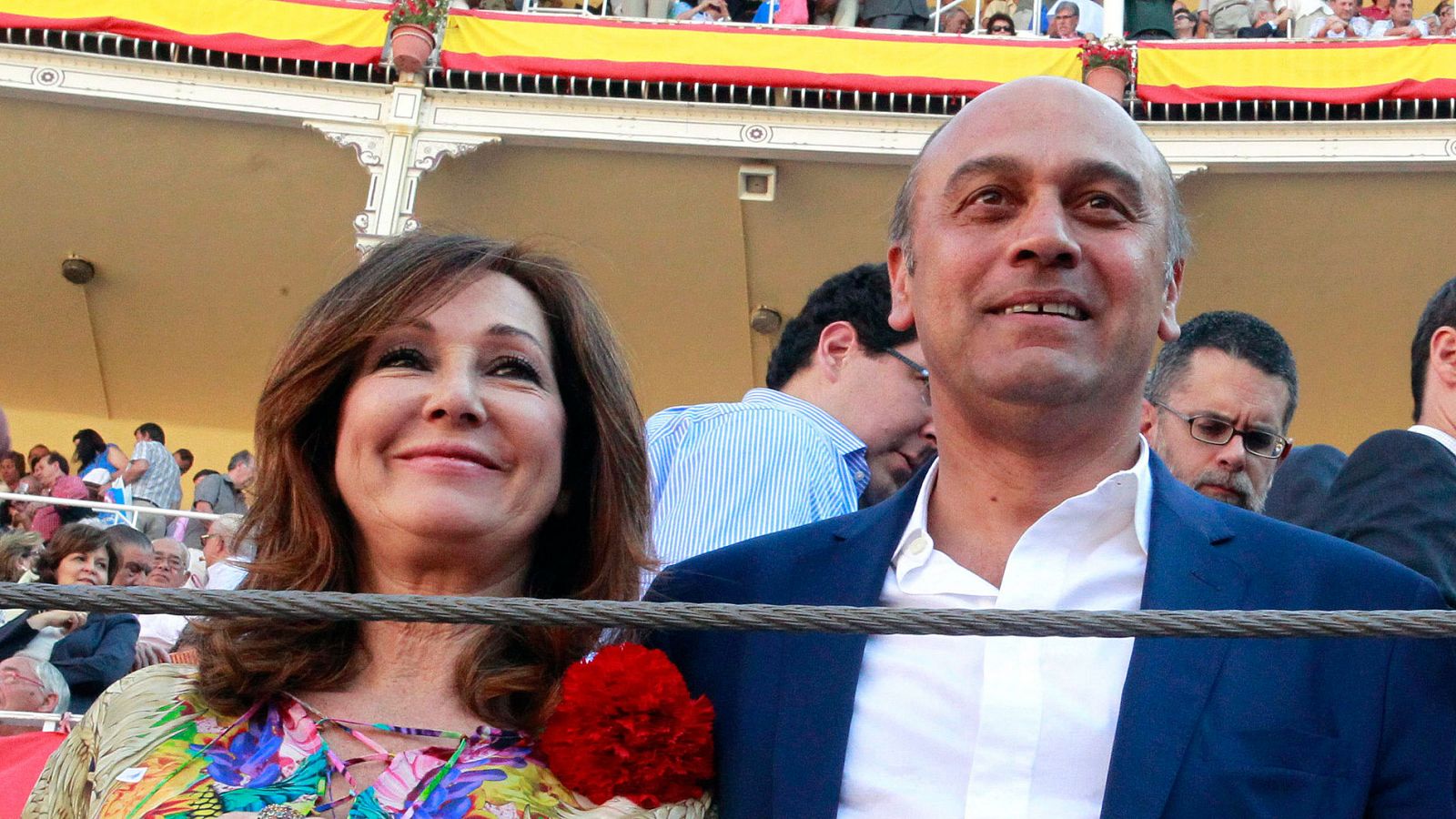 Ana Rosa Quintana y su marido, Juan Muñoz, en una imagen de 2012 en la Plaza de Las Ventas de Madrid.