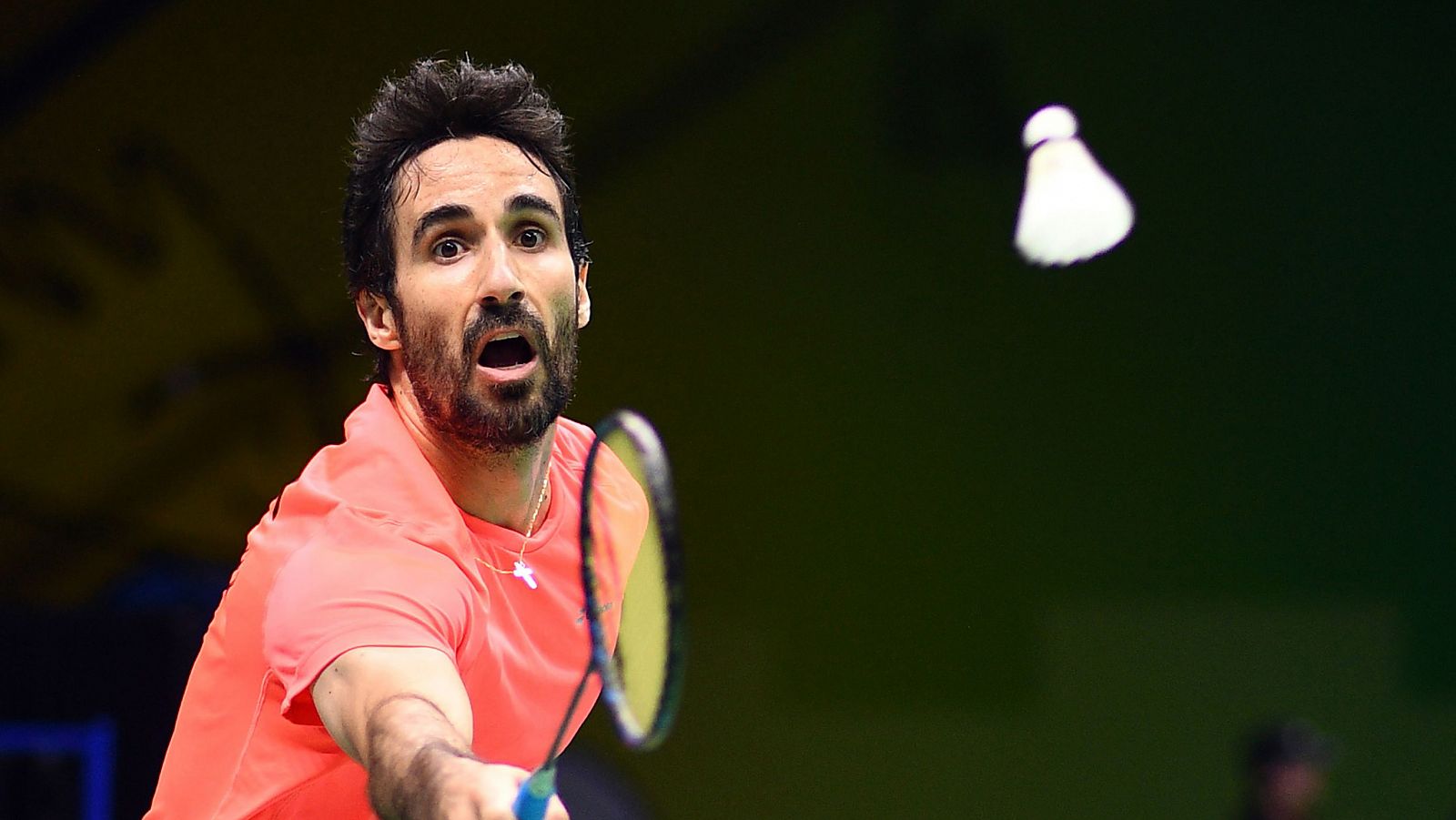 Pablo Abian ante el indio Kidambi Srikanth en el Mundial de bádminton que se celebra en China.  AFP PHOTO / Johannes EISELE.