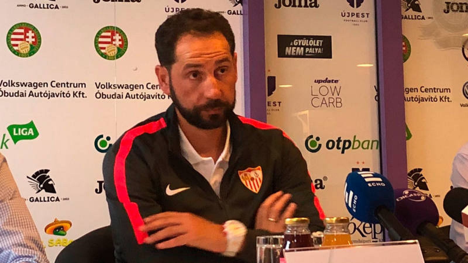 Pablo Machín, técnico sevillsta, en rueda de prensa en Budapest.