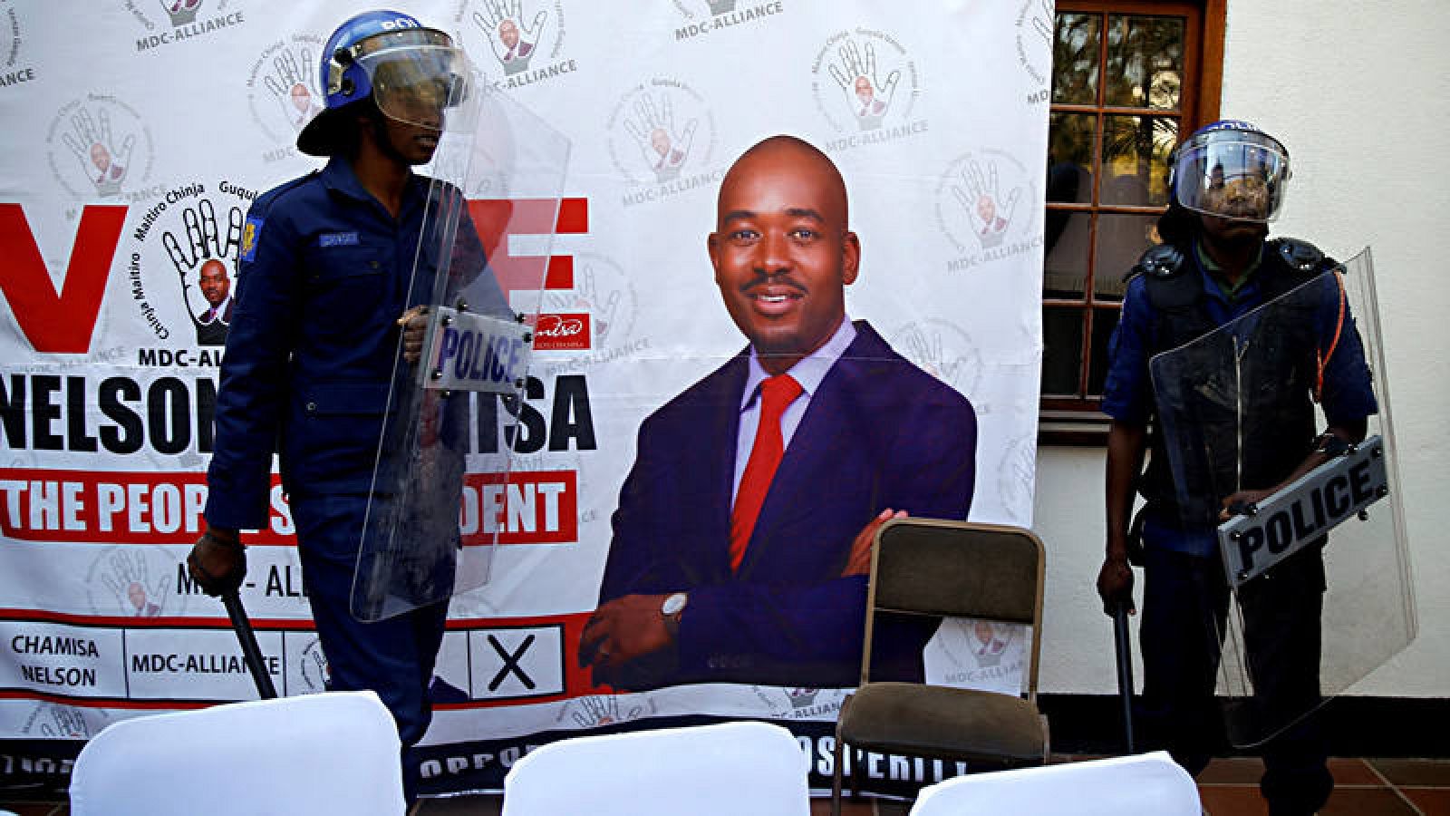Agentes antidisturbios entran en el hotel donde el líder de la oposición de Zimbabue, Nelson Chamisa, ha dado su rueda de prensa tras los resultados de las elecciones presidenciales