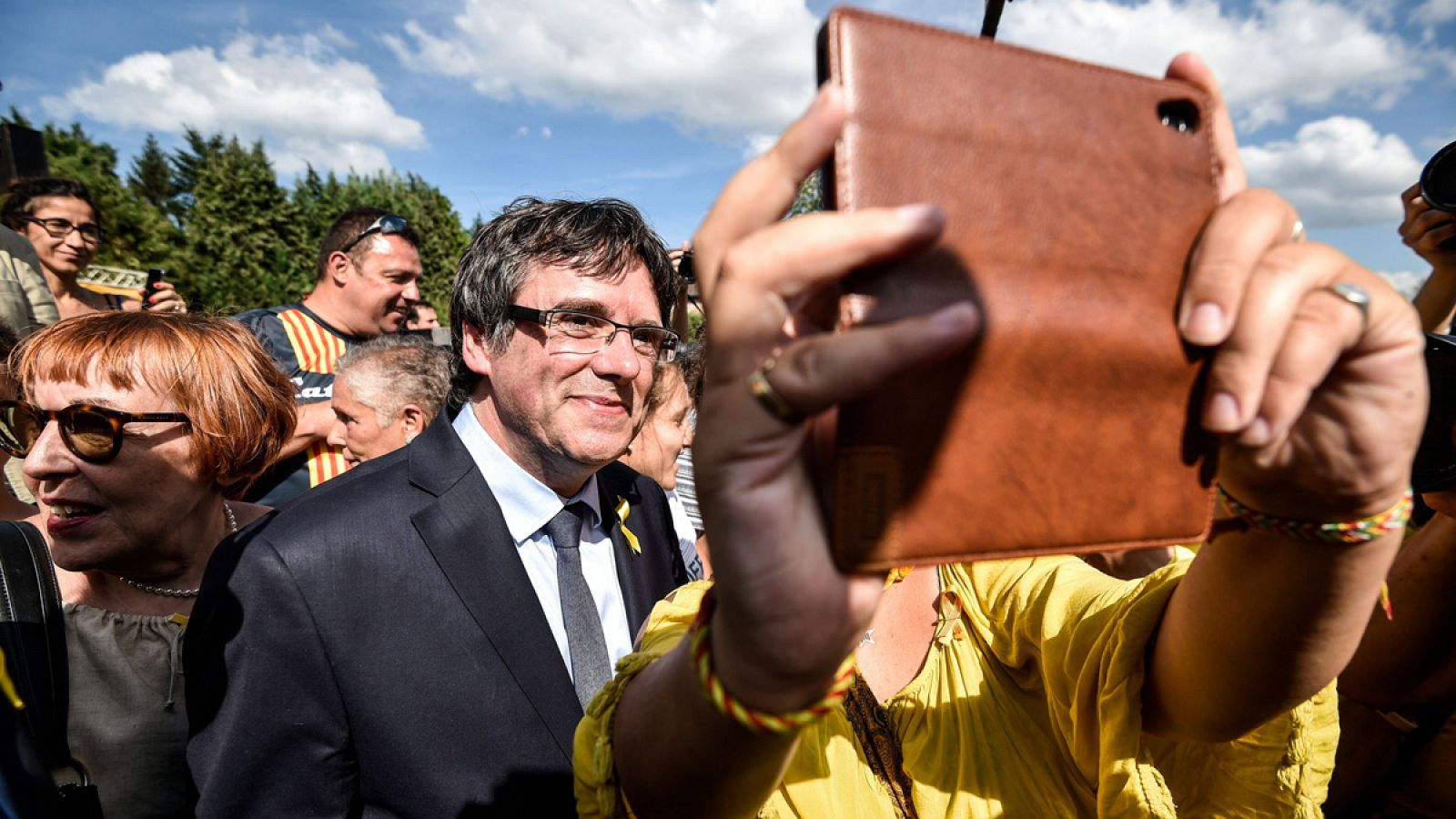 Puigdemont posa en el exterior de su casa en Waterloo, al sur de Bruselas