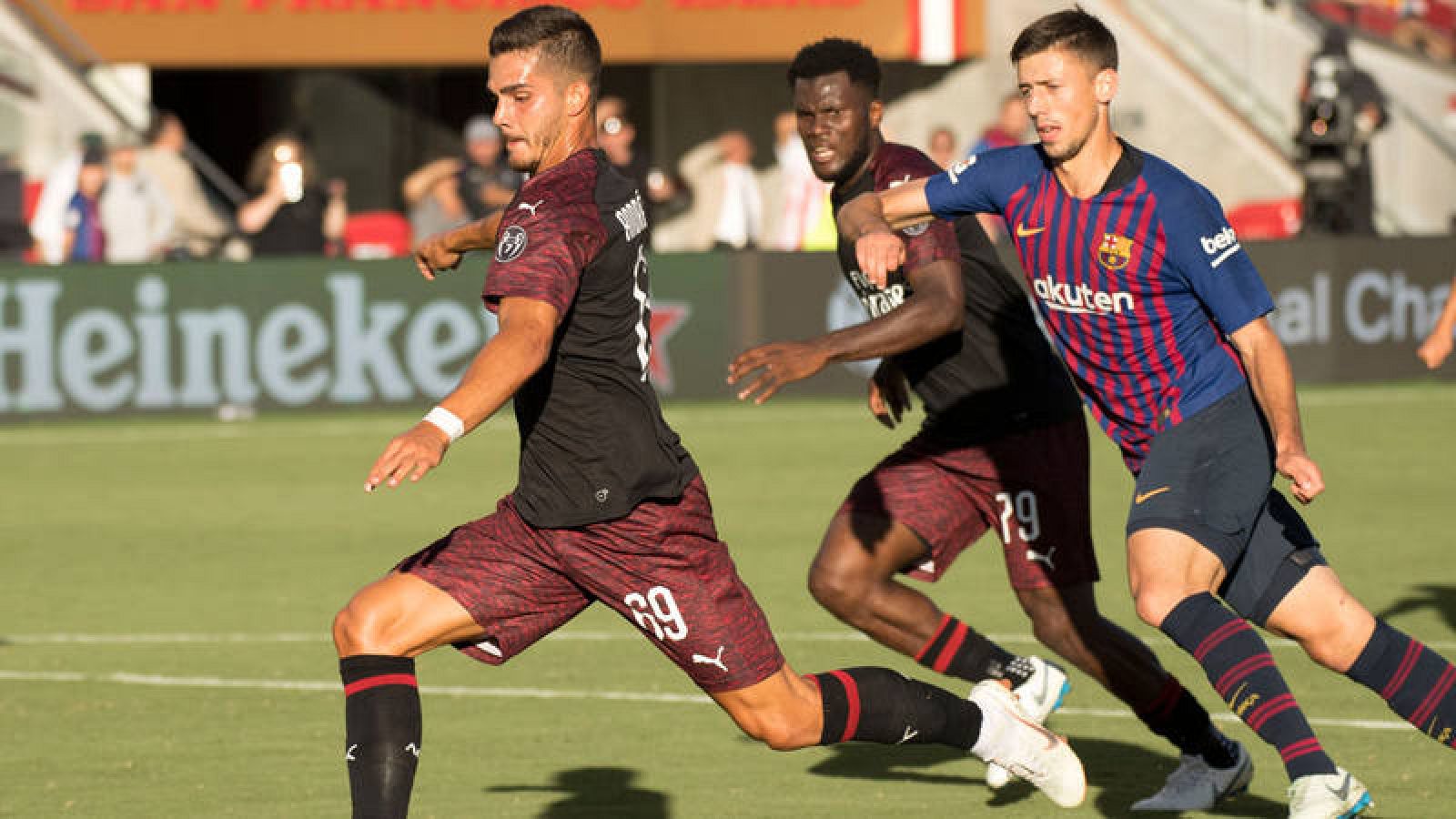 El delantero portugués André Silva (i) durante el partido contra el FC Barcelona en el Lewi's Stadium de Santa Clara (California).