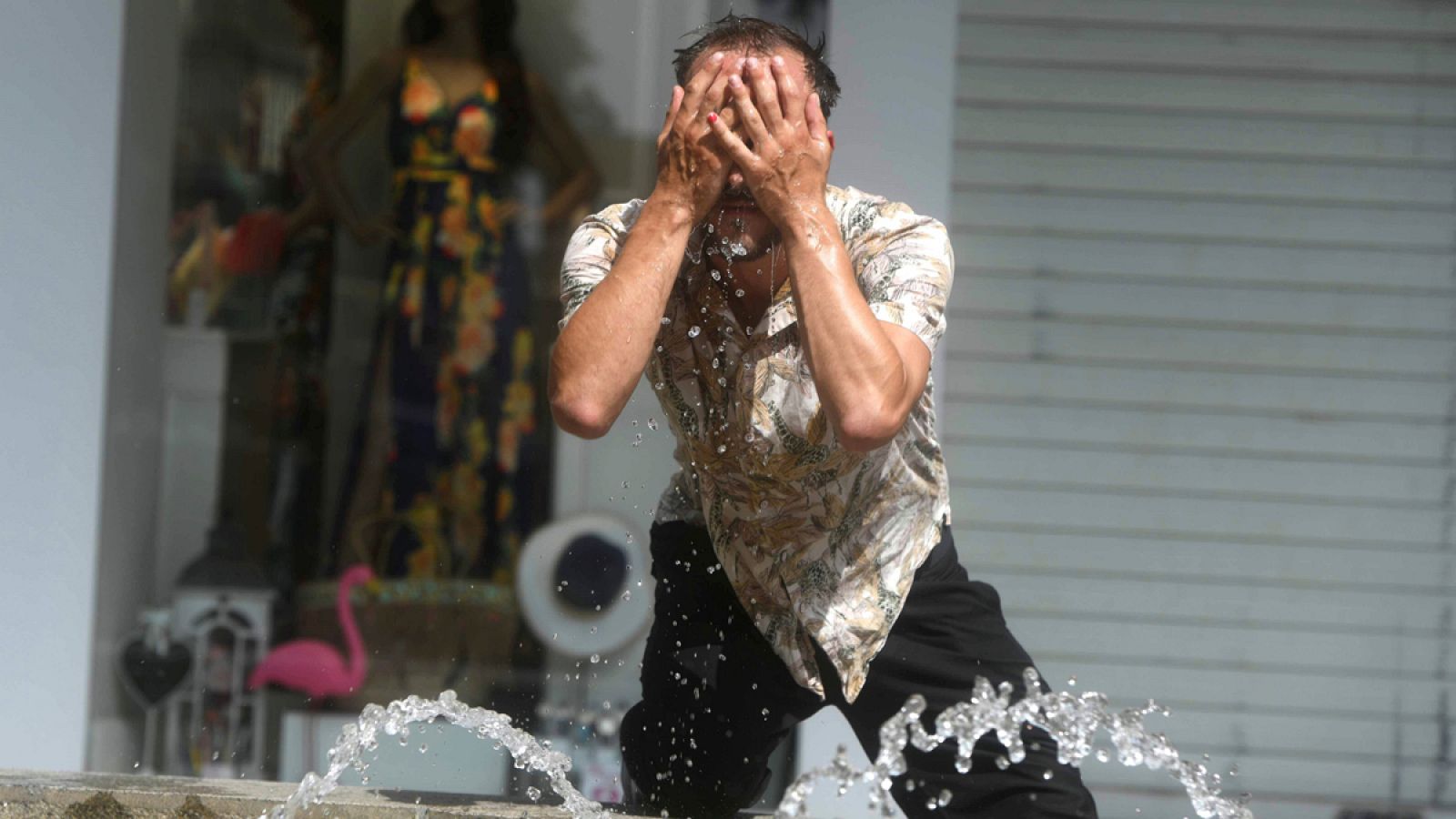 Un hombre intenta refrescarse del calor en una fuente de Córdoba