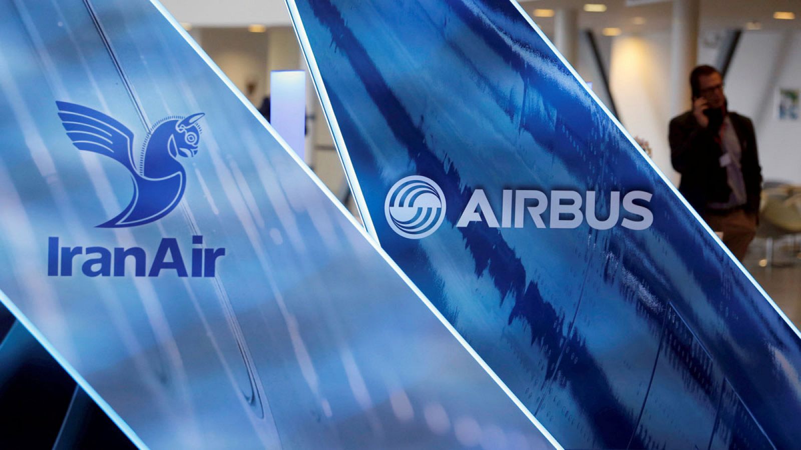 Los logos del consorcio europeo aeronáutico Airbus y de la aerolínea iraní IranAir sobre dos maquetas de aviones