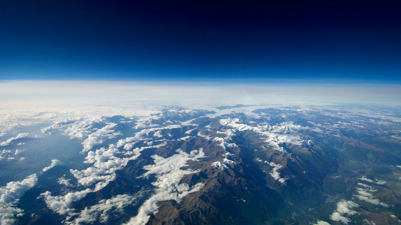 Un velo artificial en la estratosfera enfriaría la superficie terrestre pero dañaría los cultivos debido a la reducción en la luz solar que reciben.