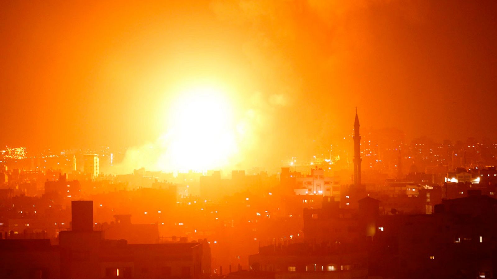Una bola de fuego ilumina el cielo de Ciudad de Gaza tras el impacto de proyectiles israelíes