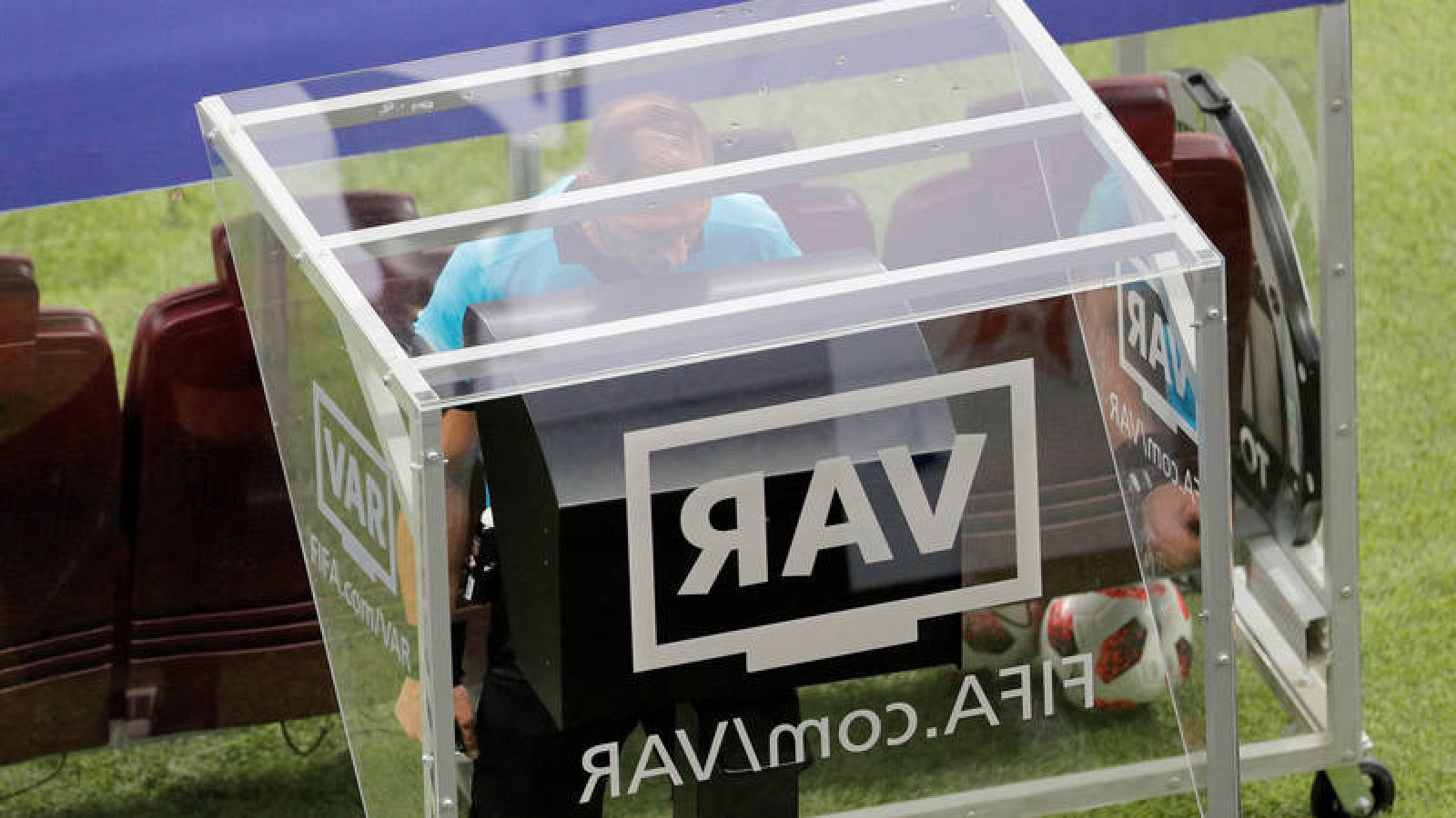 El argentino Néstor Pitana consulta el VAR durante la final del pasado Mundial de Rusia.