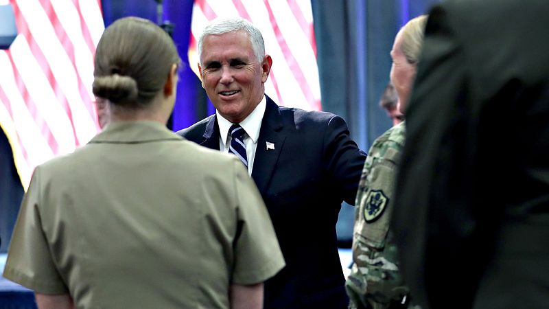 El vicepresidente de EE.UU., Mike Pence, saluda a la audiencia tras anunciar en el Pentágono la creación de un Ejército Espacial