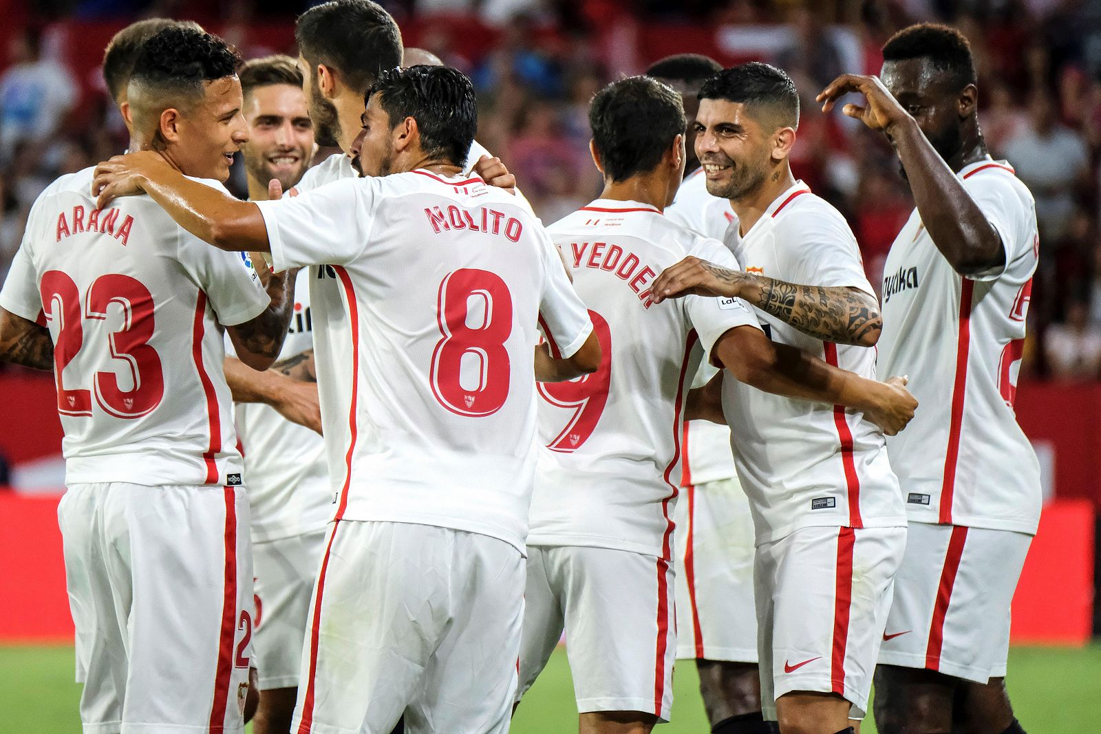 Éver Banega celebra con sus compañeros el gol logrado de falta ante el Zalgiris.