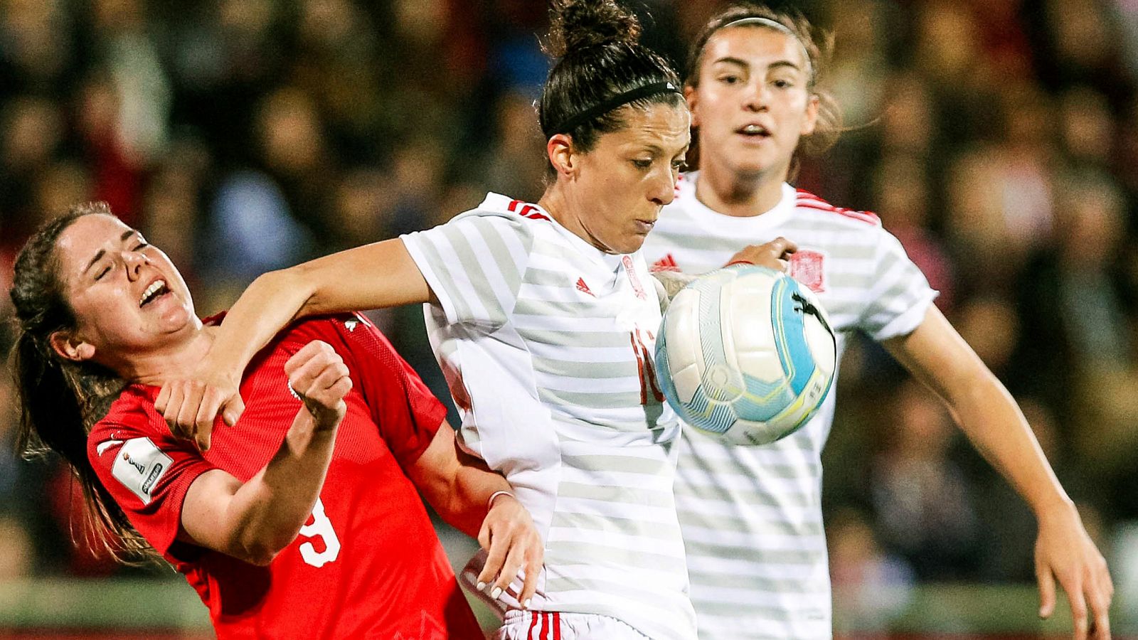 Jennifer Hermoso, en el centro, en el Austria - España de esta temporada.