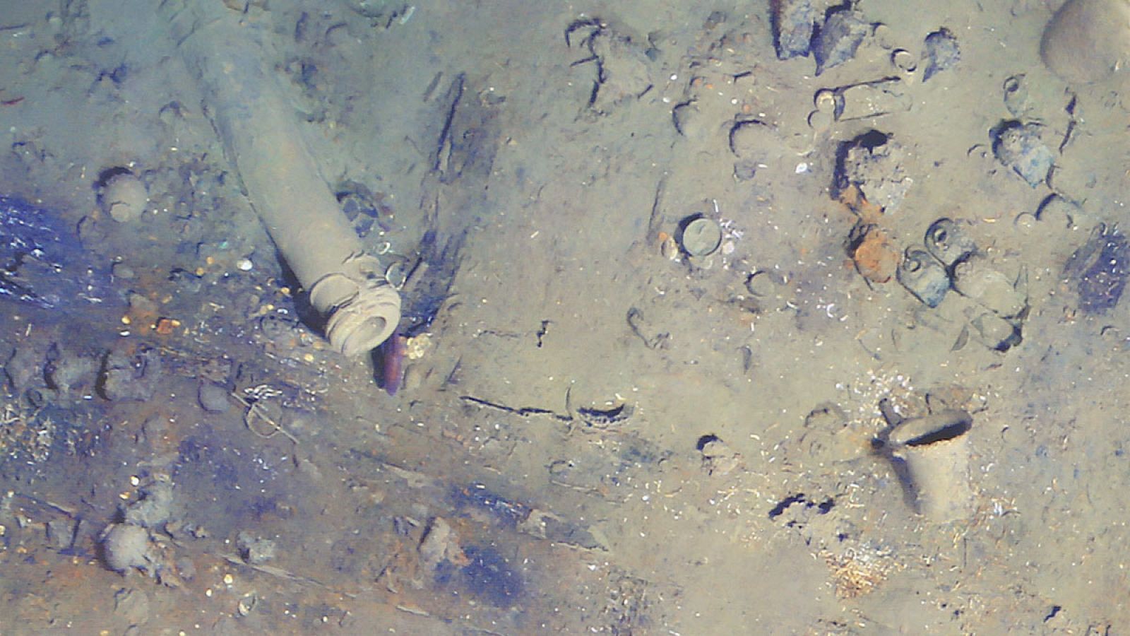 Fotografía de los restos del Galeón San José durante una exposición ante medios de comunicación sobre los avances en el proceso de investigación y exploración arqueológica del naufragio.