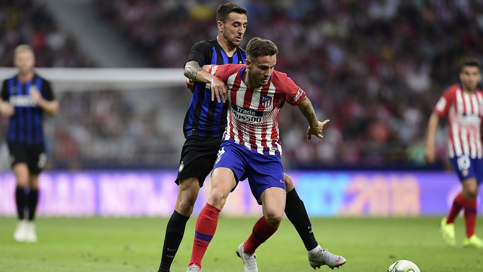 Saúl Ñiguez, del Atlético, protege el balón ante la presión de Matías Vecino, del Inter.