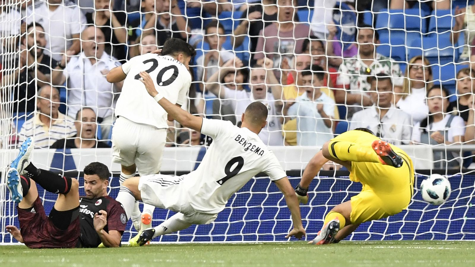 Karim Benzema, en el centro, autor del primer gol del Madrid ante el Milan.