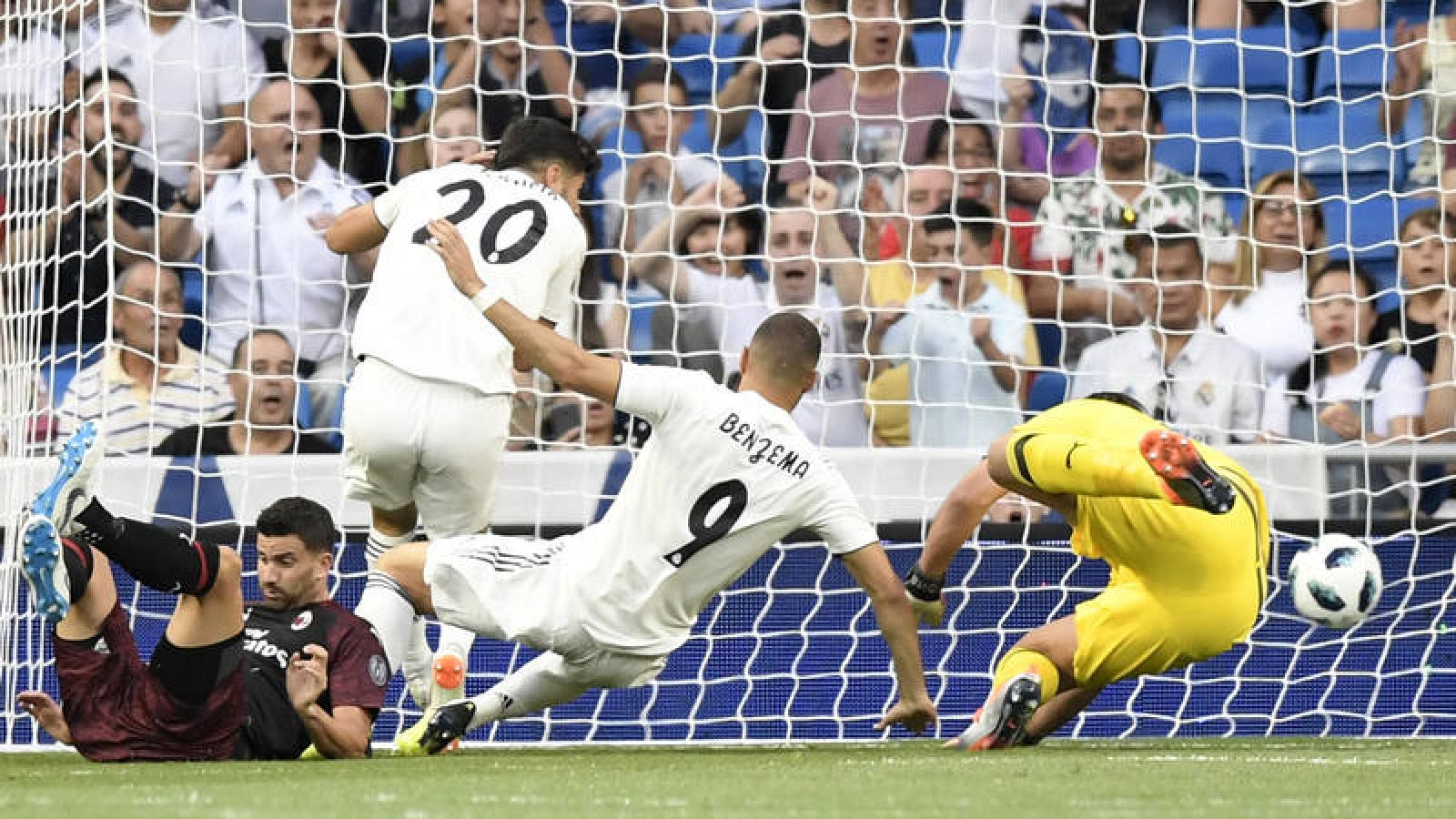 Karim Benzema, en el centro, autor del primer gol del Madrid ante el Milan.