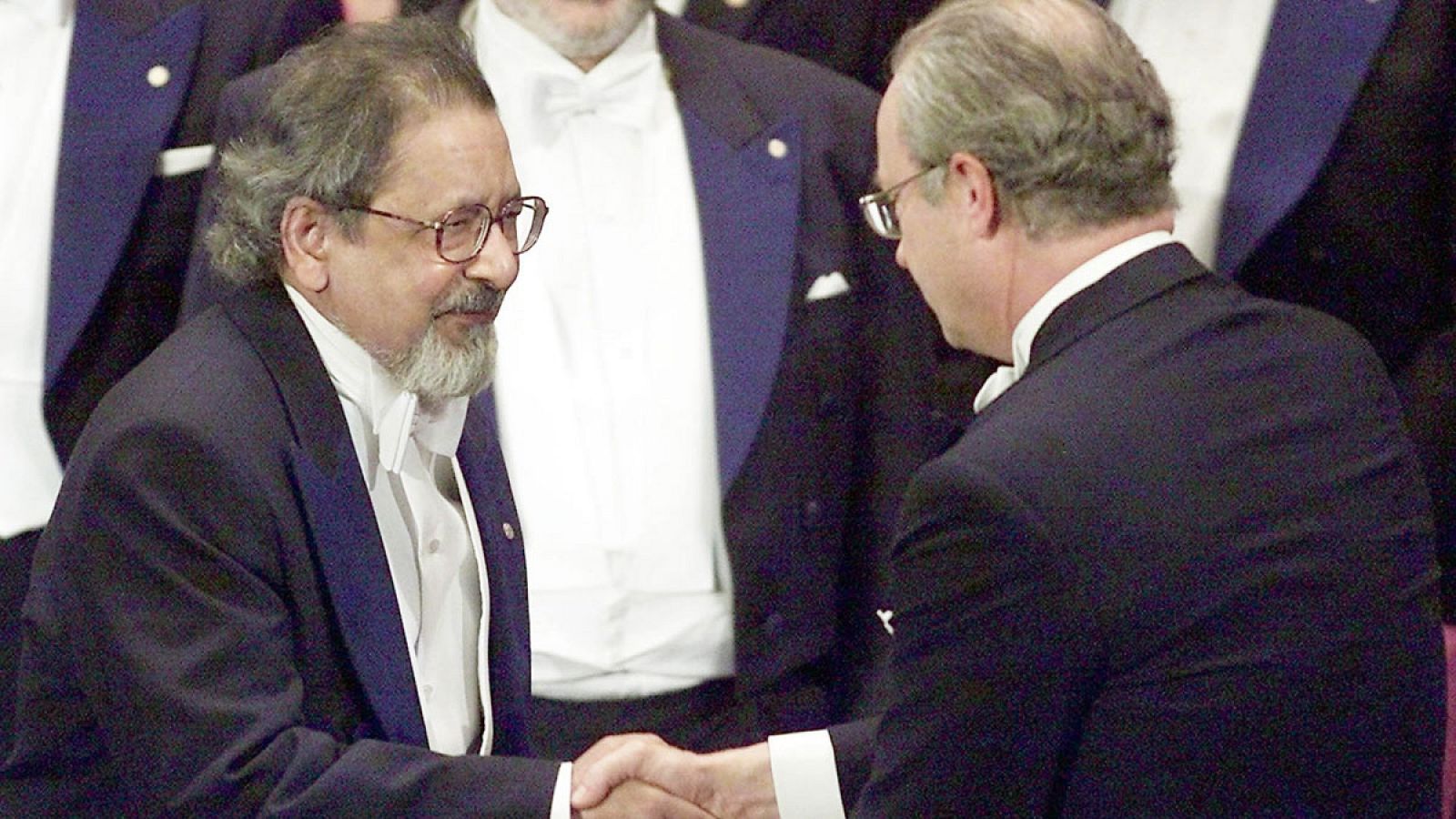 Imagen de archivo del escritor británico V. S. Naipaul (i) cuando recibió el  premio Nobel de Literatura el 10 de diciembre de 2001.