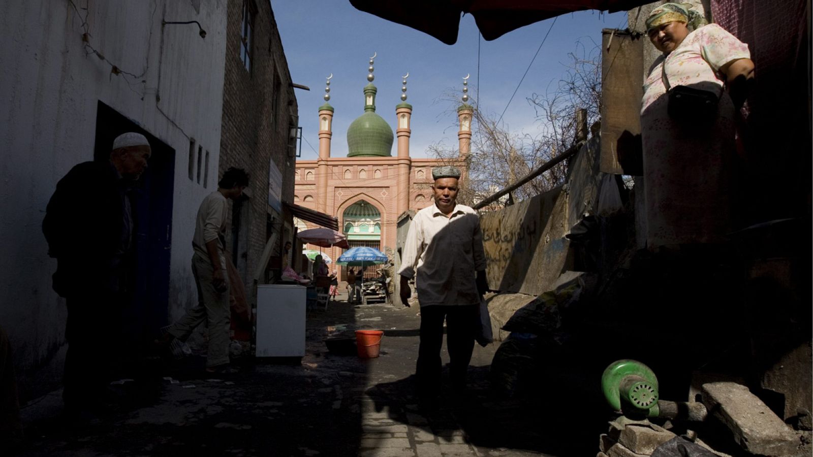 Imagen de archivo (2009) de uigures cerca a una mezquita en Urumqi, provincia de Xinjiang (China)