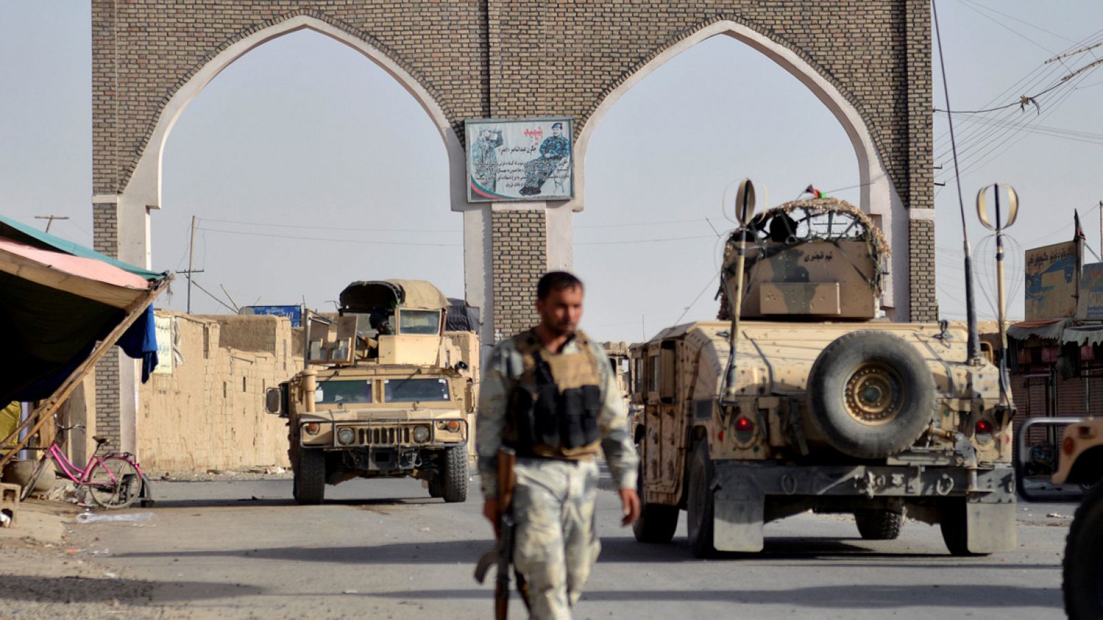 Un guardia de seguridad afgano en Ghazni, este del país, durante la ofensiva de los talibanes