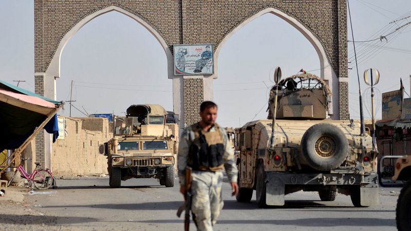 Un guardia de seguridad afgano en Ghazni, este del país, durante la ofensiva de los talibanes