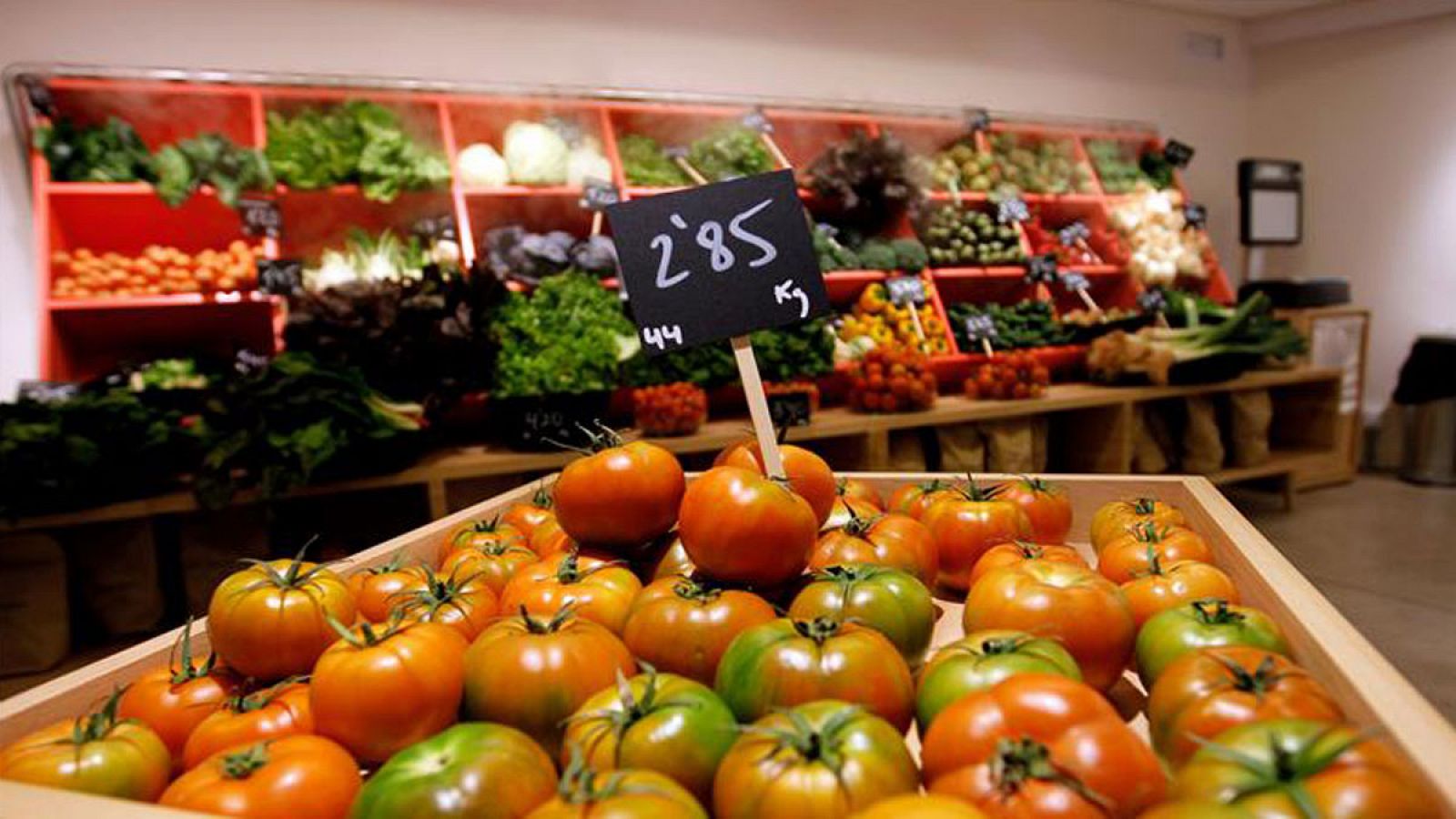 Detalle de una caja de tomates en una frutería