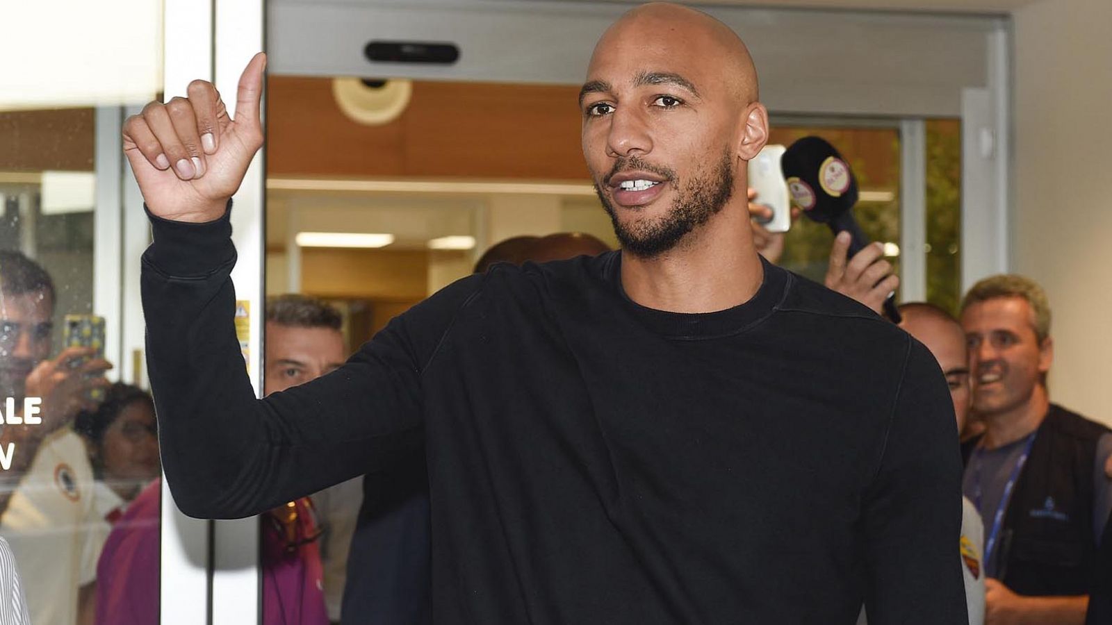 Imagen de la llegada de Nzonzi al aeropuerto de Roma