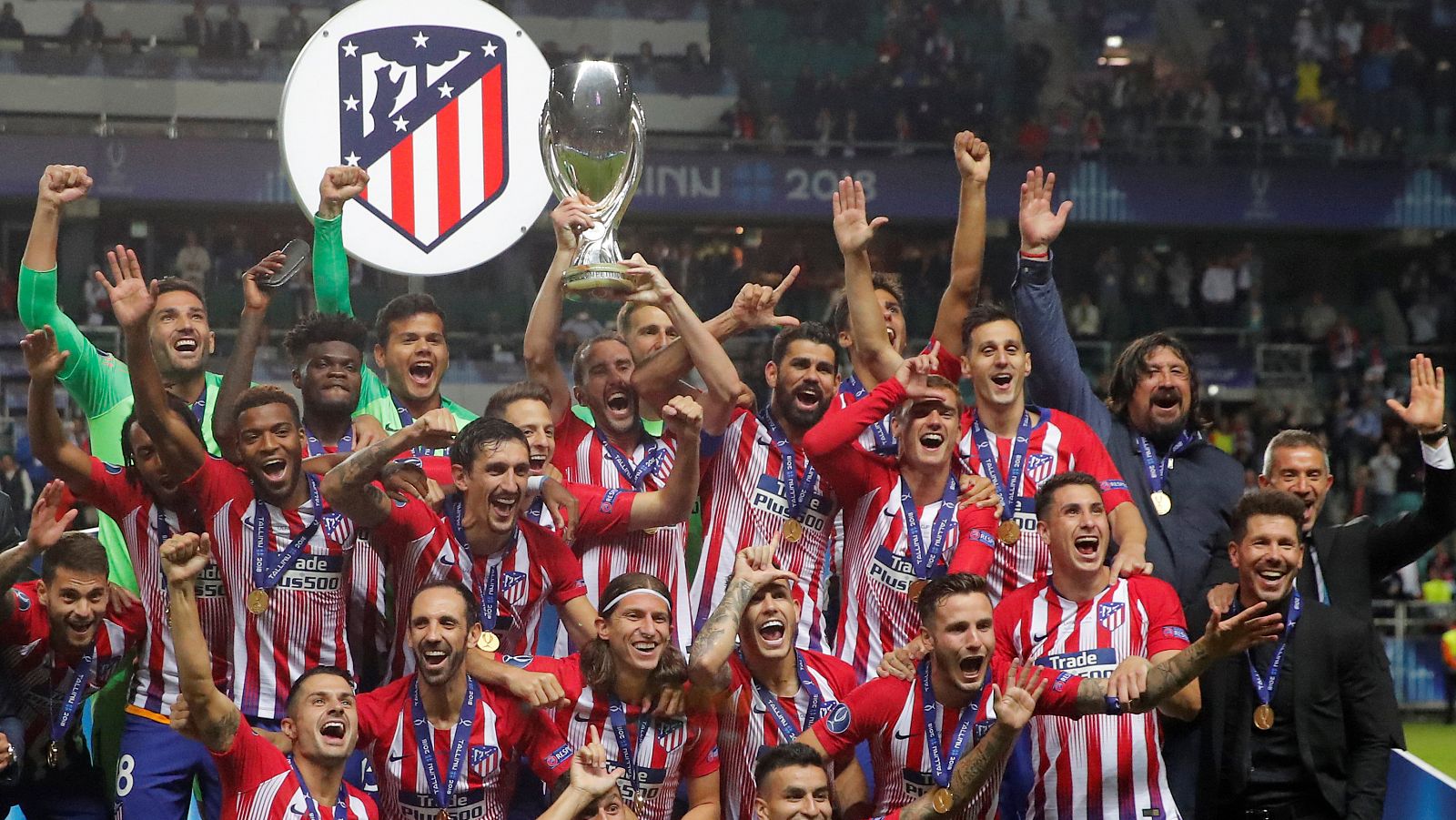 Los jugadores del Atlético de Madrid, con el trofeo de la Supercopa de Europa.