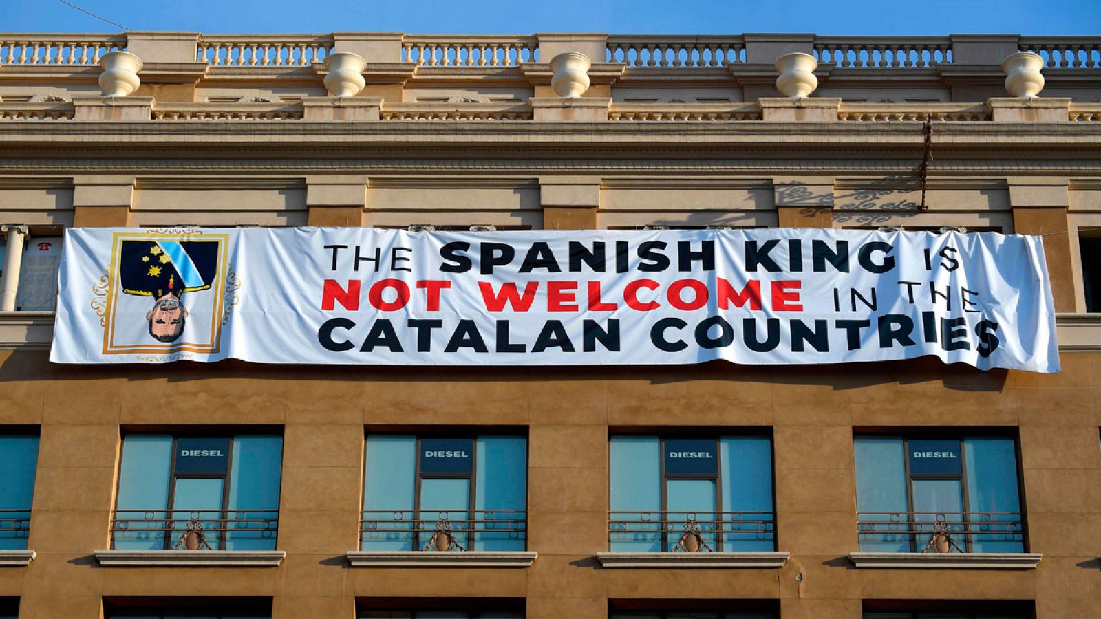 Una pancarta contra el rey Felipe VI de España se exhibe en Barcelona.