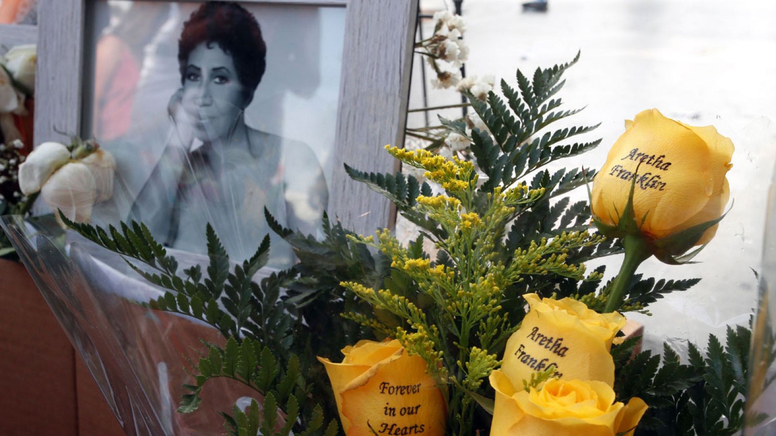 Vista de las velas, fotografías y flores decorando la estrella que la cantante estadounidense Aretha Franklin tiene en el paseo de la Fama de Hollywood, California (Estados Unidos).