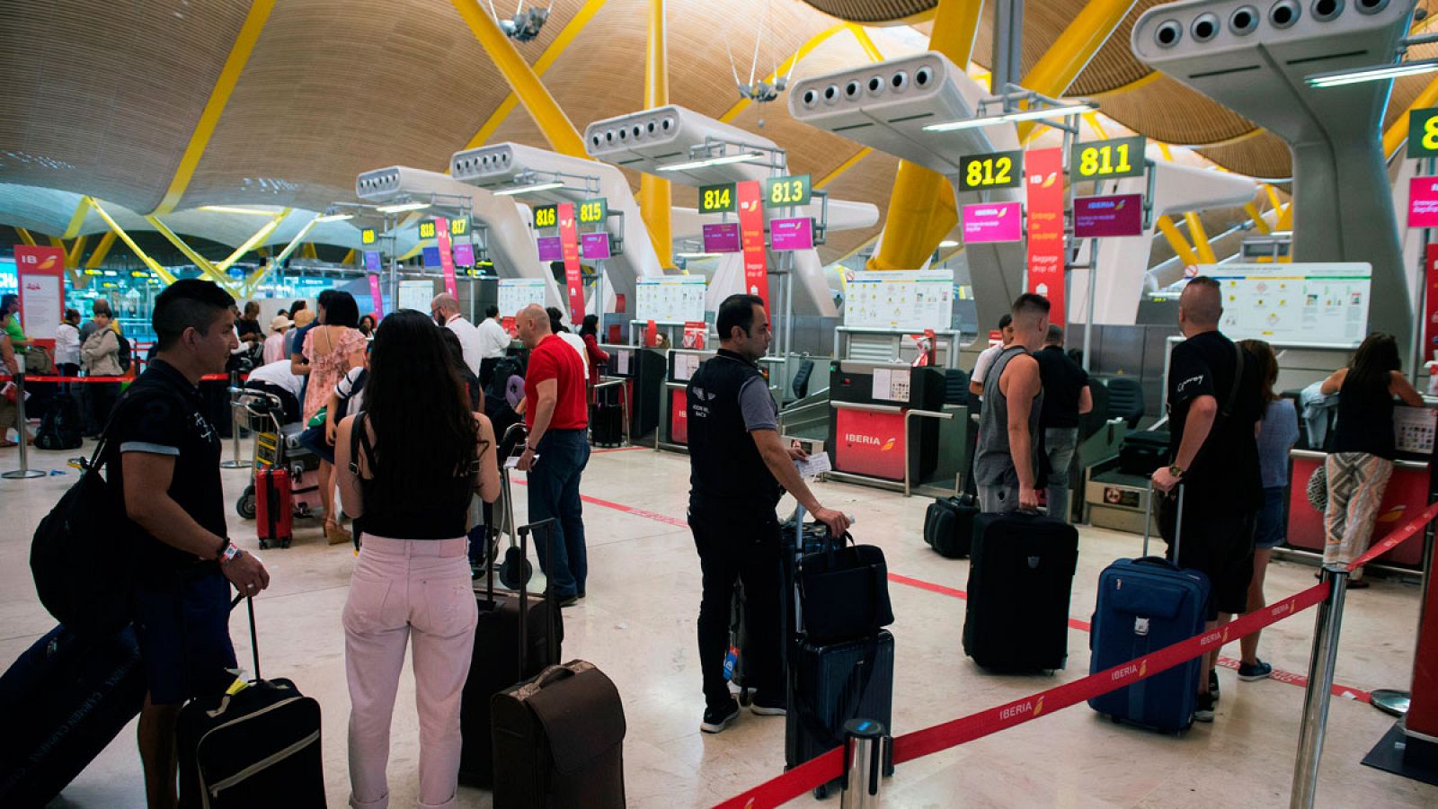 Viajeros ante los mostradores de facturación de la terminal 4 del aeropuerto de Barajas