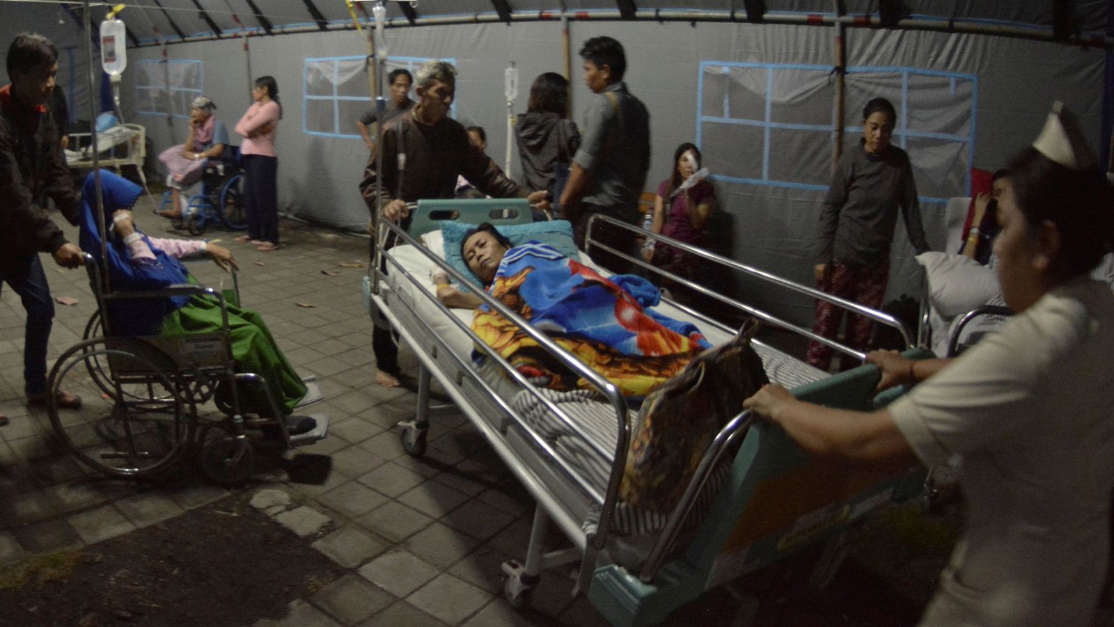Pacientes de un hospital en Lombok son trasladados tras el terremoto de magnitud 6,9 este domingo