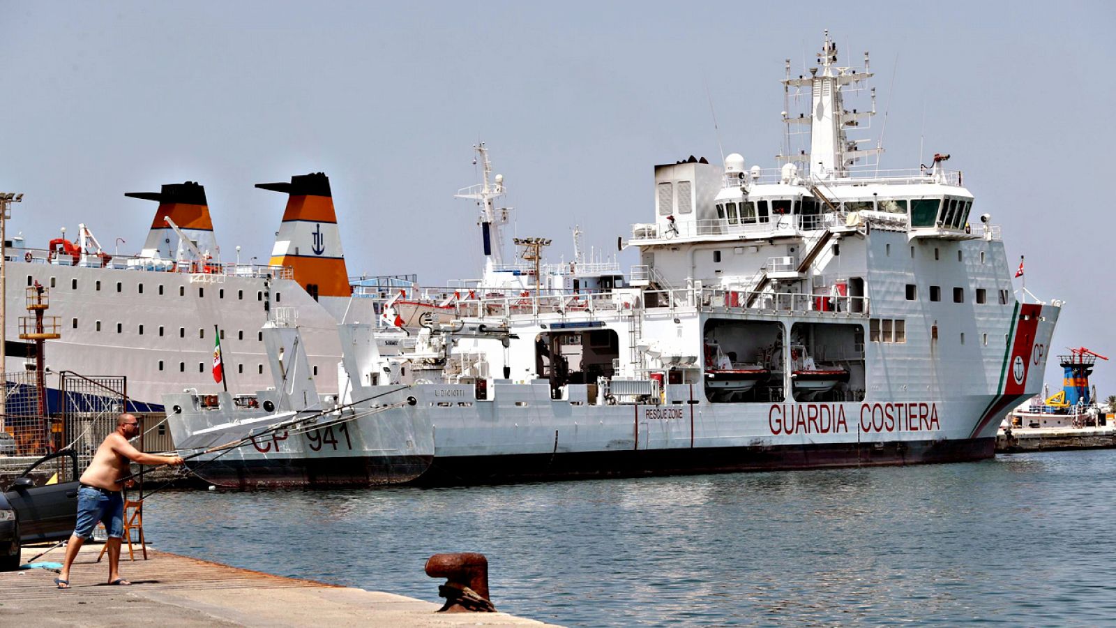 El barco 'Diciotti', de la Guardia Costera italiana, atracado en el puerto de Trapani