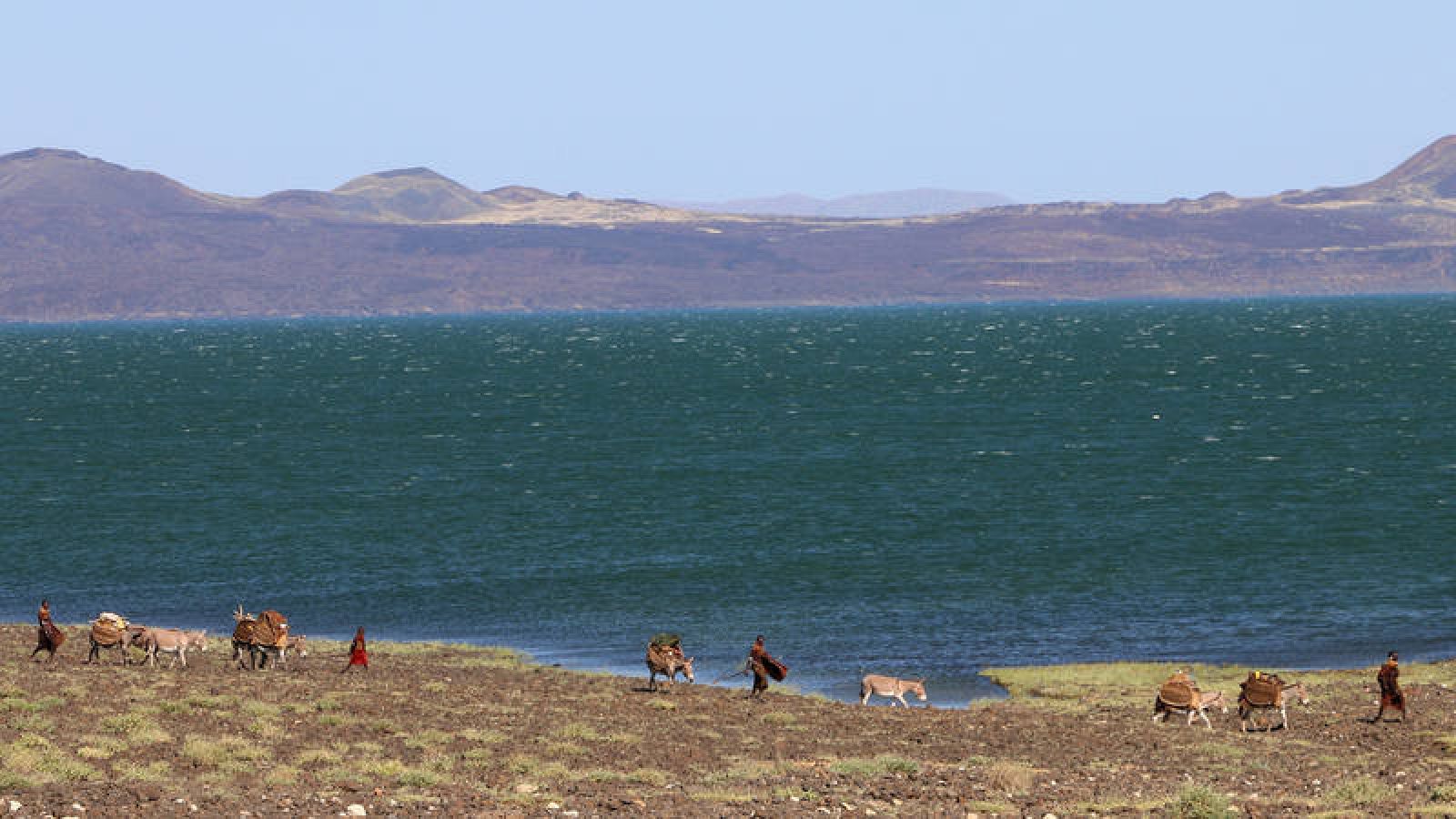 Miembros actuales del pueblo Turkana, junto al lago del mismo nombre.