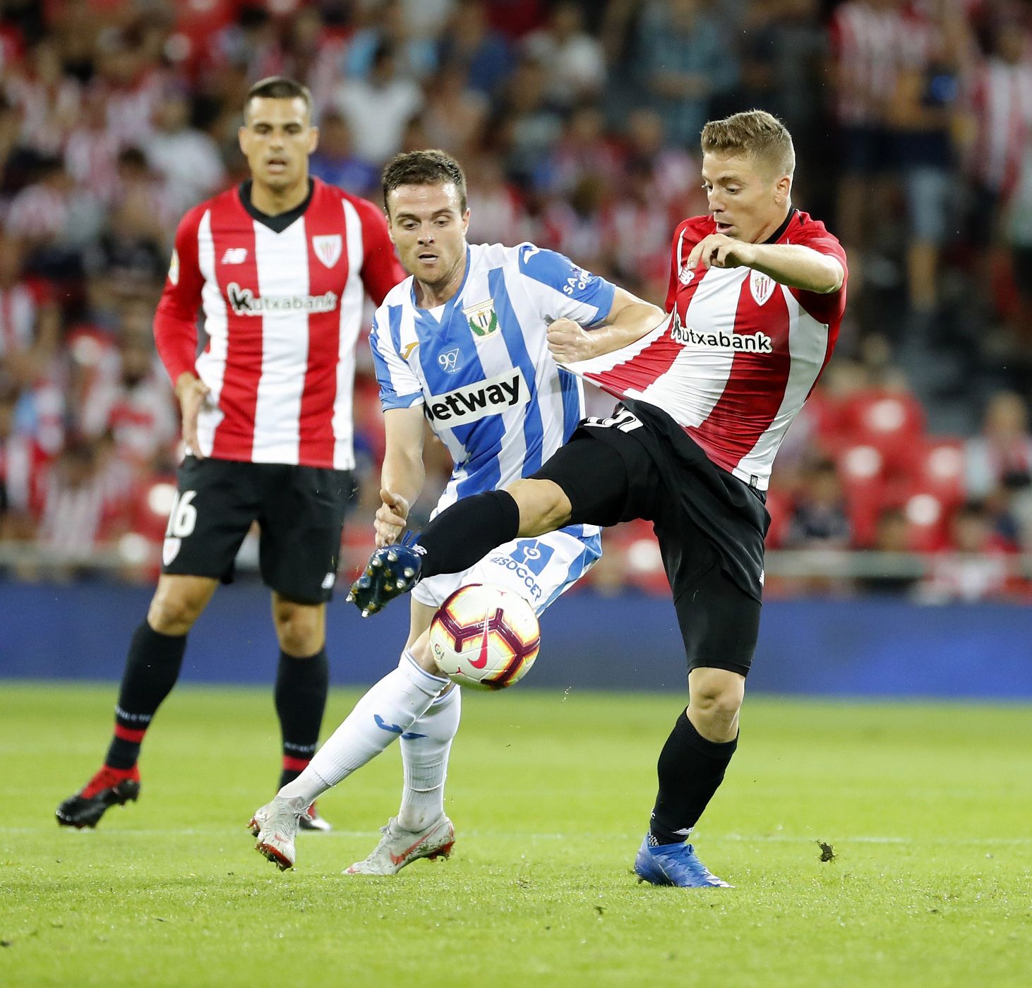 Muniain y Eraso pugnan por un balón.