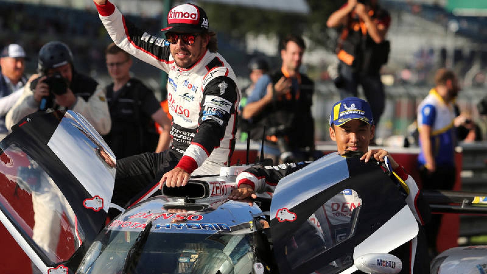 Alonso y Nakajima celebran el primer puesto en Silverstone, antes de la descalificación.