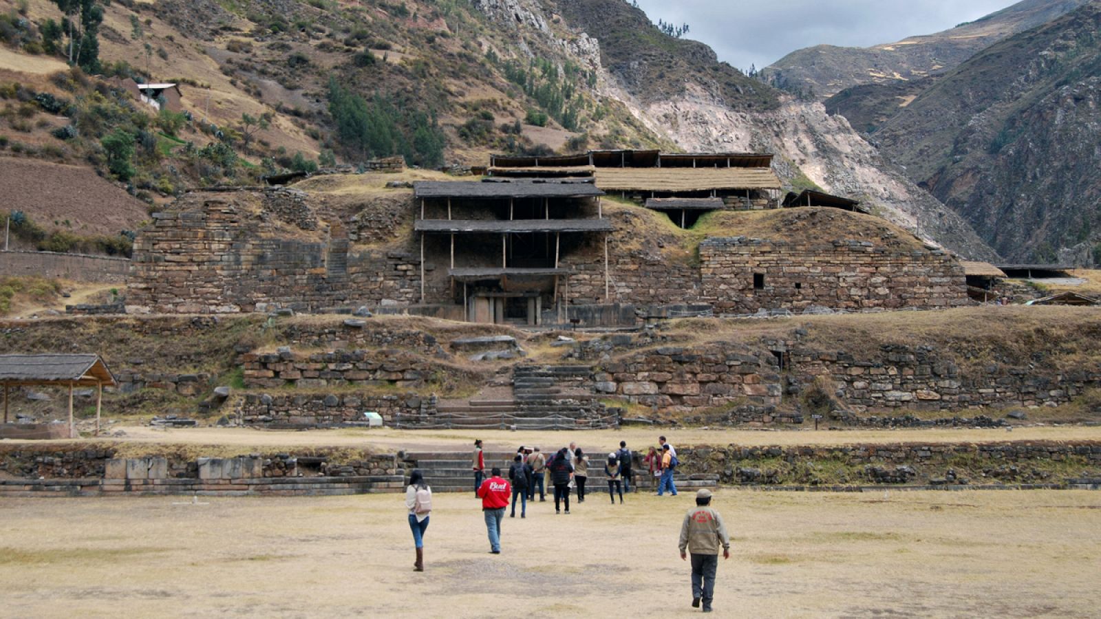 Fotografía tomada el 20 de agosto del 2018, que muestra la plaza principal y el templo mayor de Chavín de Huántar, en Perú.