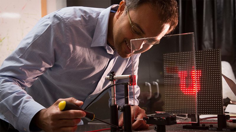 El ingeniero Rajesh Menon trabaja en la cámara que han desarrollado.