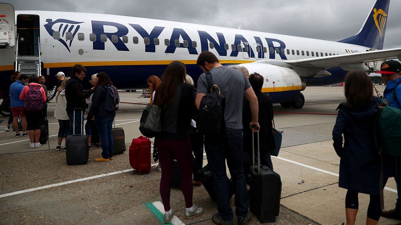 Pasajeros esperando para embarcar en un vuelo de Ryanair en el aeropuerto de Gatwick en Londres, Reino Unido.