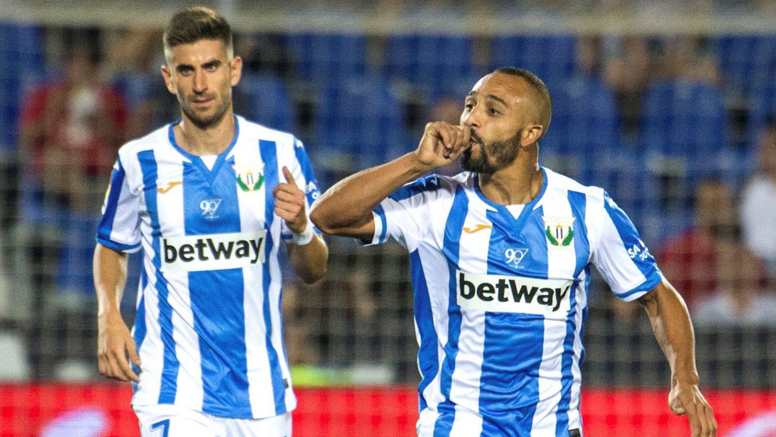 Nabil El Zhar celebra uno de sus dos goles ante la Real.