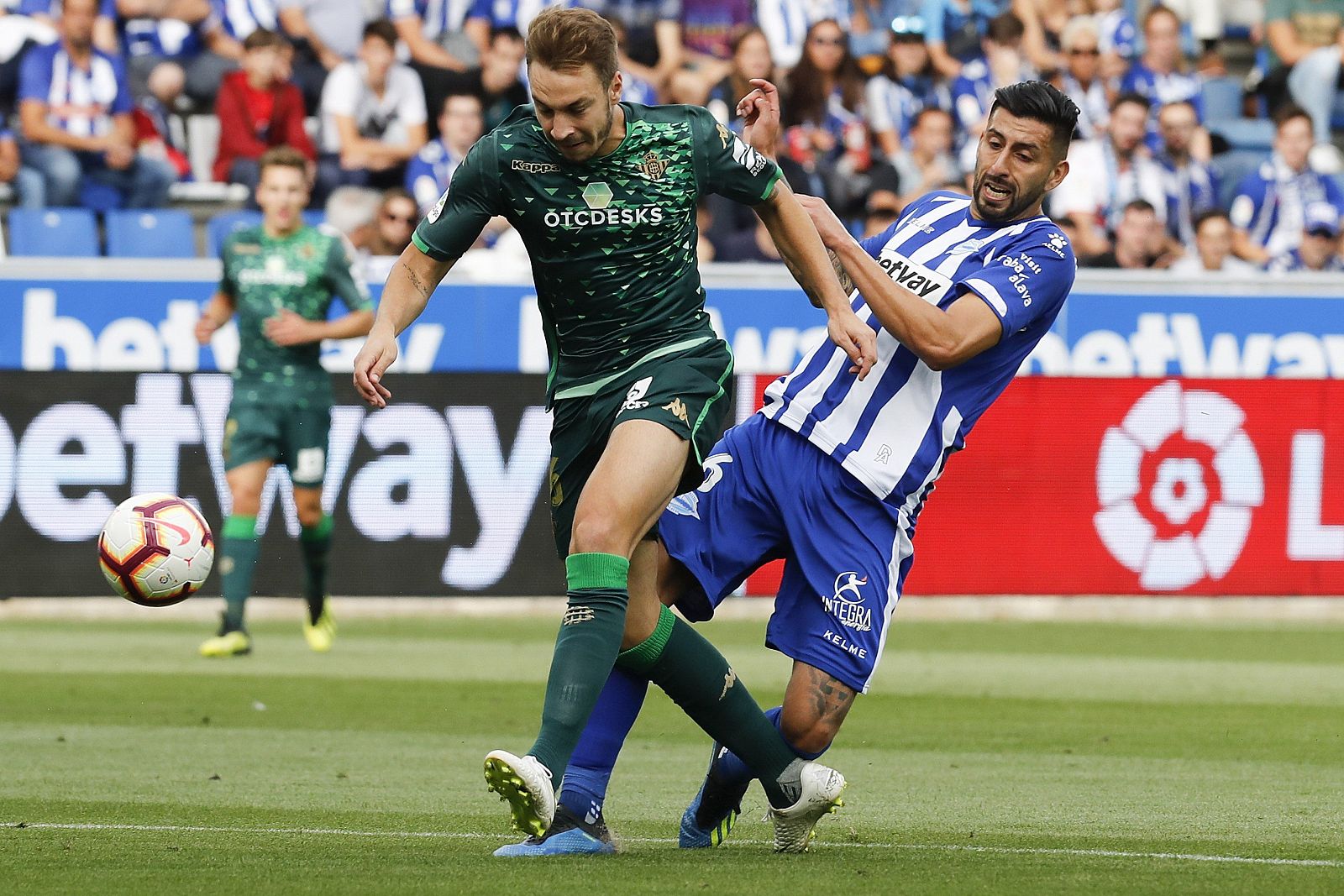 El delantero del Betis, Loren Morón (i), disputa un balón frente al defensa chileno del Alavés, Guillermo Maripán (d), durante el partido.